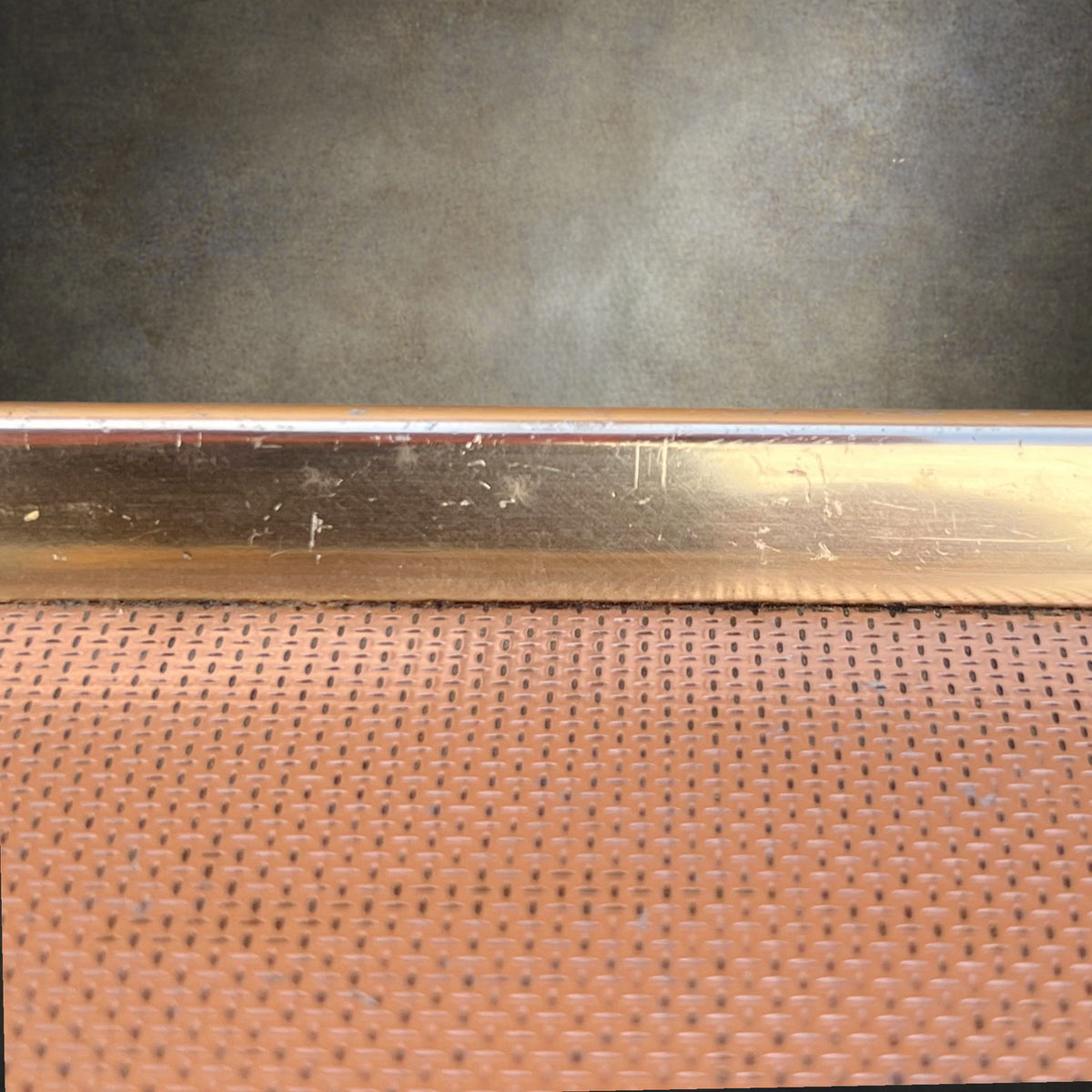 Plateau de Service Kaymet en Aluminium Anodisé Doré et Rose – Vers 1960