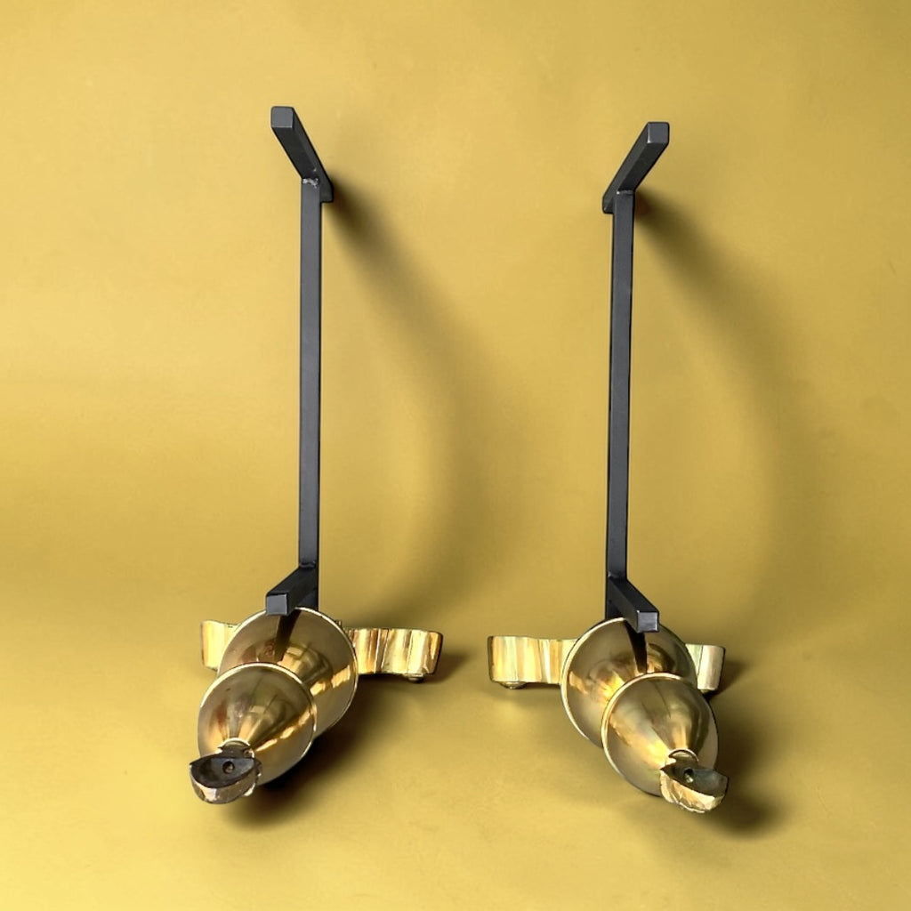 Paire de chenets anciens en laiton et fonte – style Louis XVI – décor pomme de pin