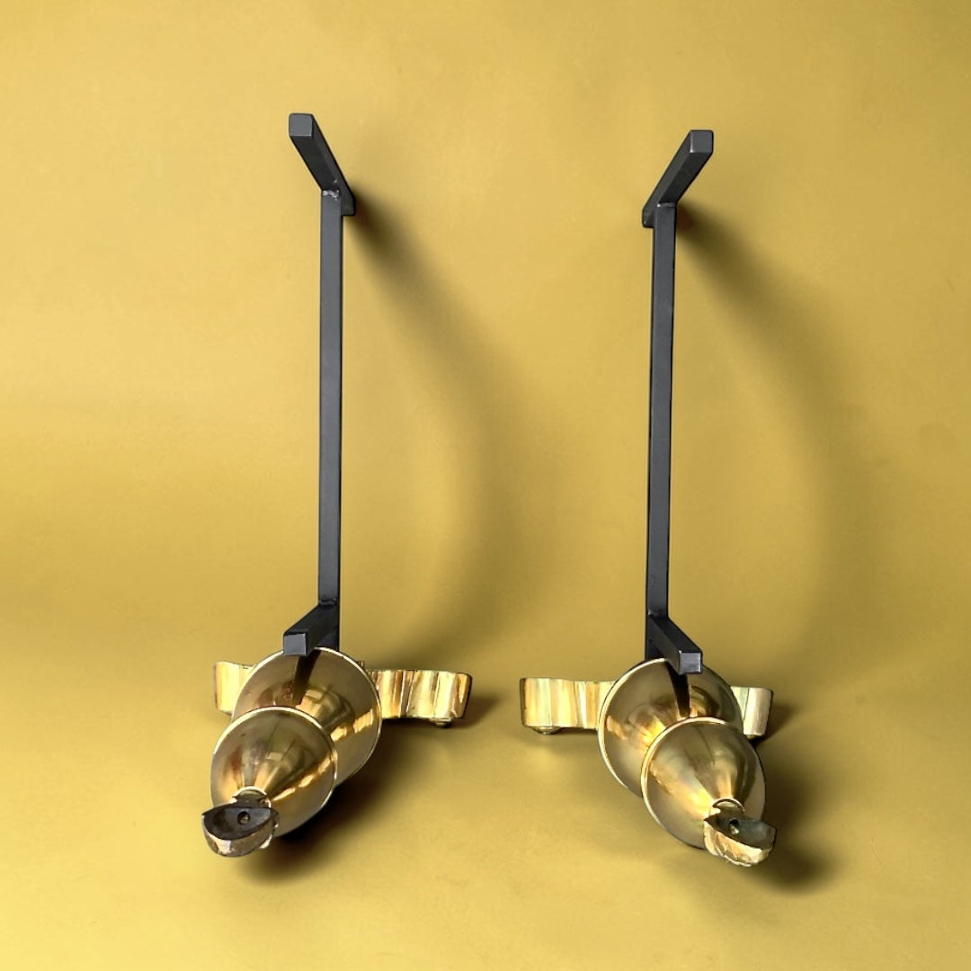 Paire de chenets anciens en laiton et fonte – style Louis XVI – décor pomme de pin
