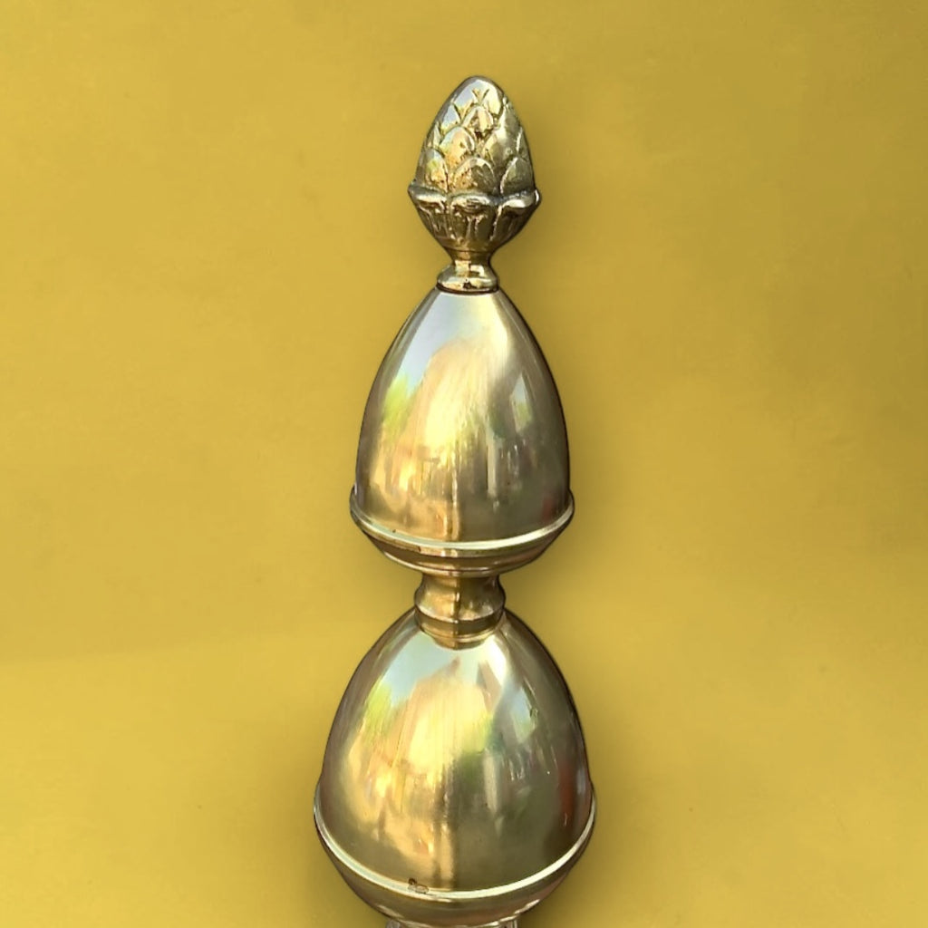 Paire de chenets anciens en laiton et fonte – style Louis XVI – décor pomme de pin
