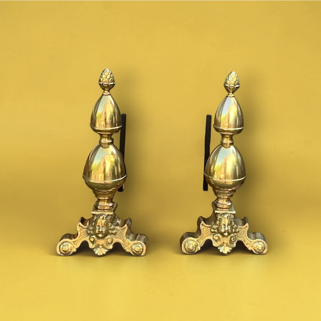 Paire de chenets anciens en laiton et fonte – style Louis XVI – décor pomme de pin