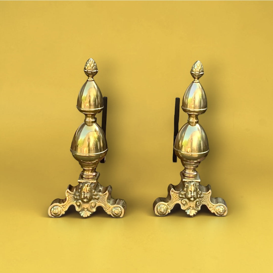 Paire de chenets anciens en laiton et fonte – style Louis XVI – décor pomme de pin
