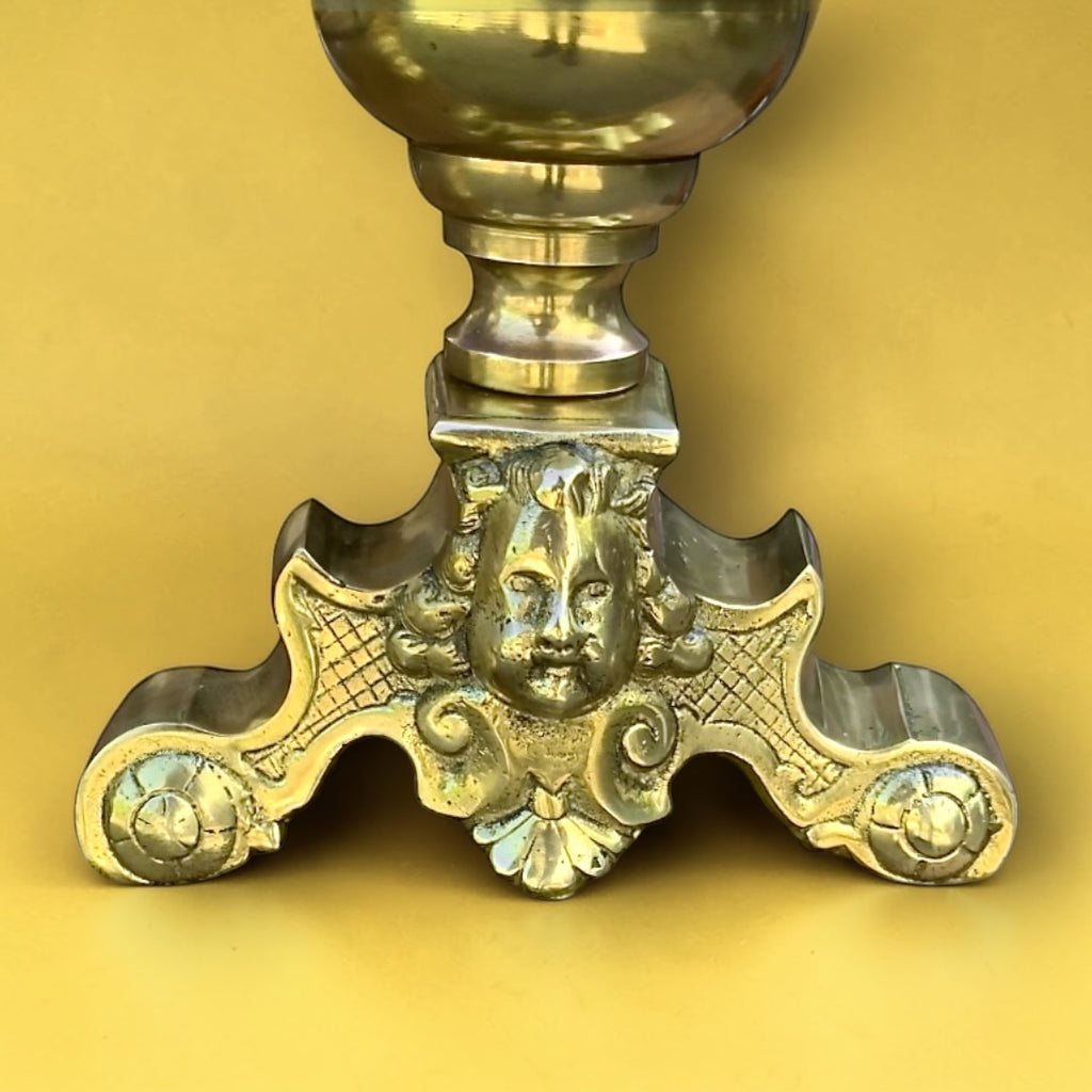 Paire de chenets anciens en laiton et fonte – style Louis XVI – décor pomme de pin