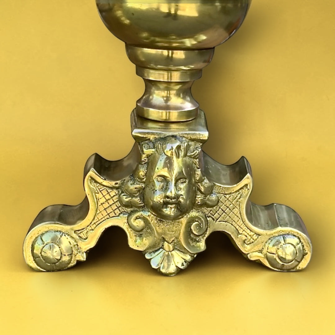 Paire de chenets anciens en laiton et fonte – style Louis XVI – décor pomme de pin