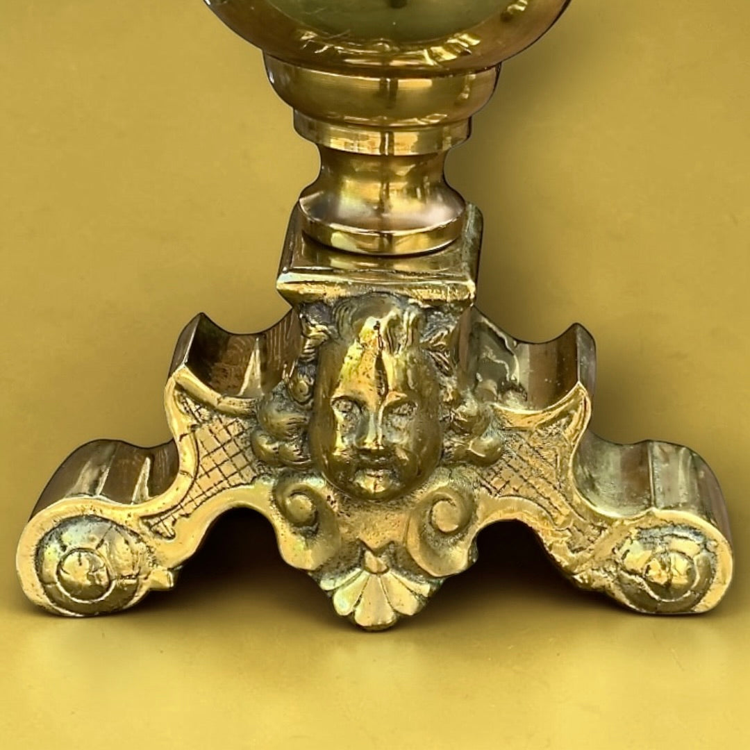 Paire de chenets anciens en laiton et fonte – style Louis XVI – décor pomme de pin