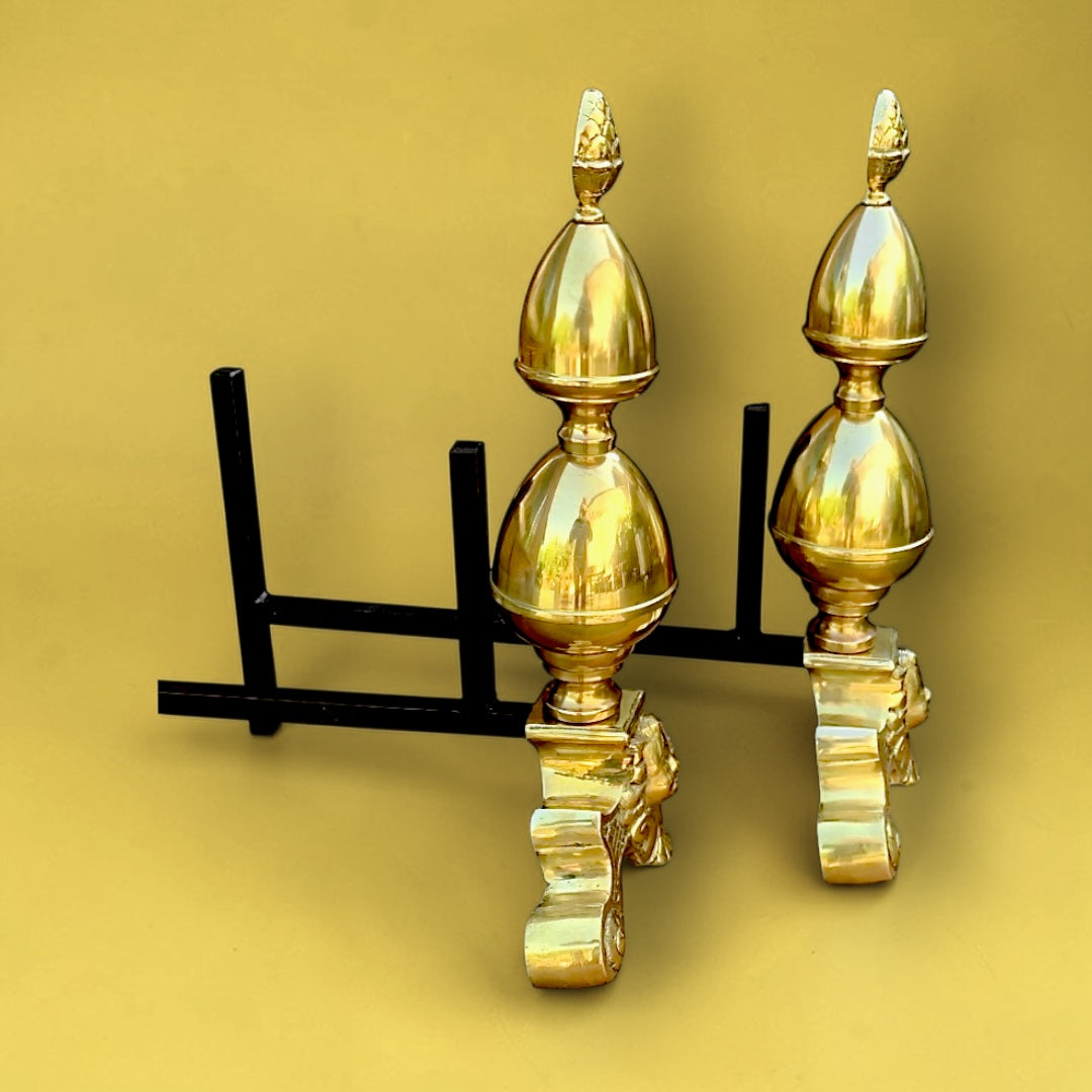Paire de chenets anciens en laiton et fonte – style Louis XVI – décor pomme de pin