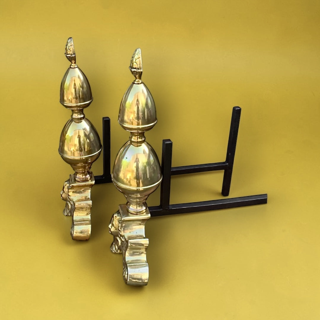 Paire de chenets anciens en laiton et fonte – style Louis XVI – décor pomme de pin