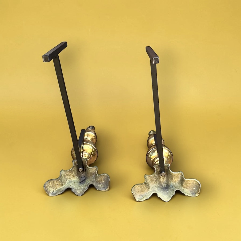 Paire de chenets anciens en laiton et fonte – style Louis XVI – décor pomme de pin