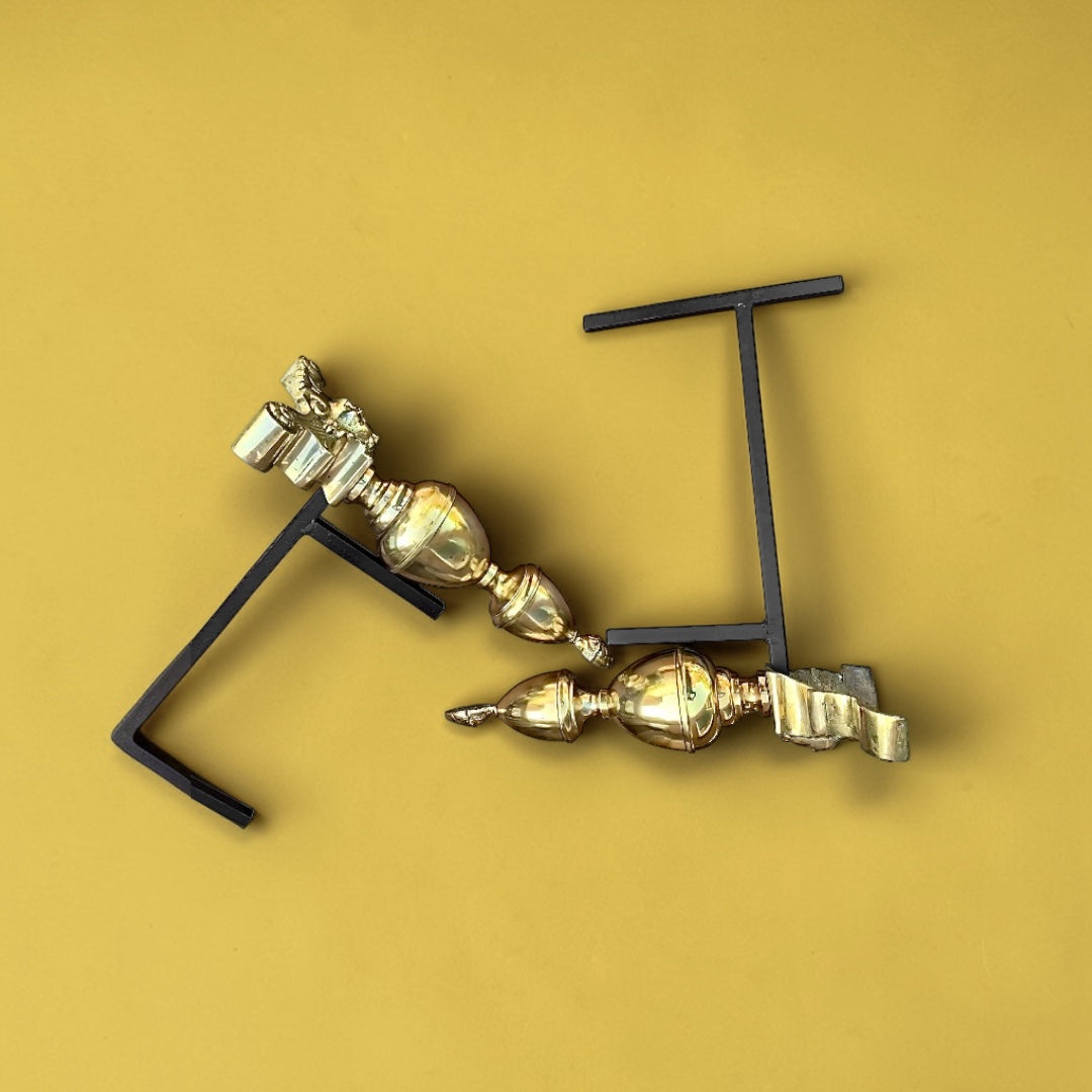Paire de chenets anciens en laiton et fonte – style Louis XVI – décor pomme de pin