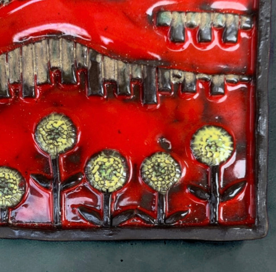 Plaque murale artisanale en céramique émaillée signée M. Detry – céramiste namurois – décor en relief