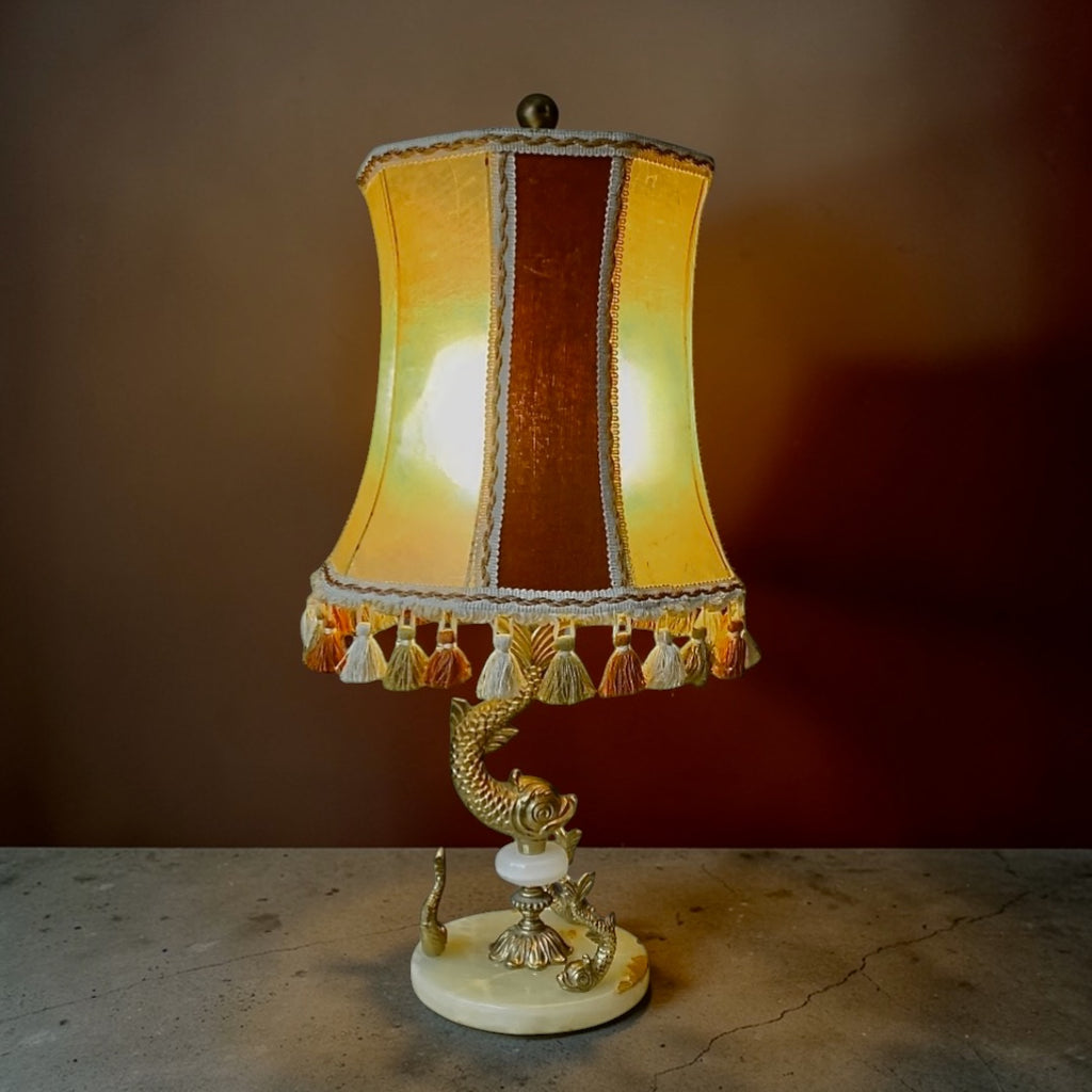 Lampe vintage poisson en laiton doré et onyx – abat-jour en vessie de porc – années 1950