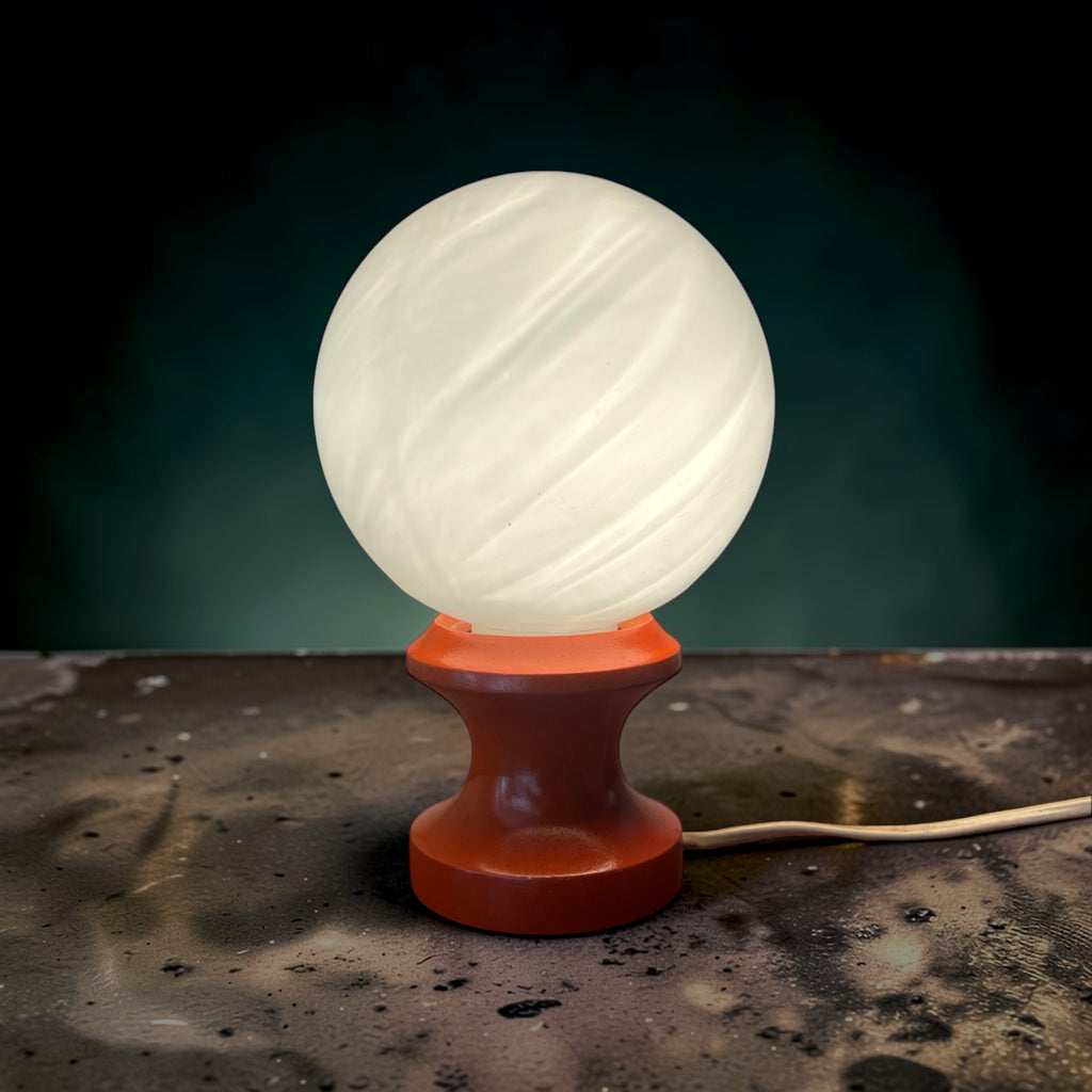 Petite Lampe Space Age en Bois Peint Orange et Globe en Opaline – Années 70