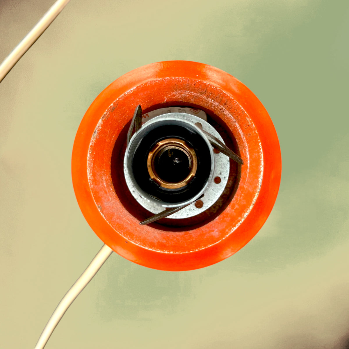 Petite Lampe Space Age en Bois Peint Orange et Globe en Opaline – Années 70