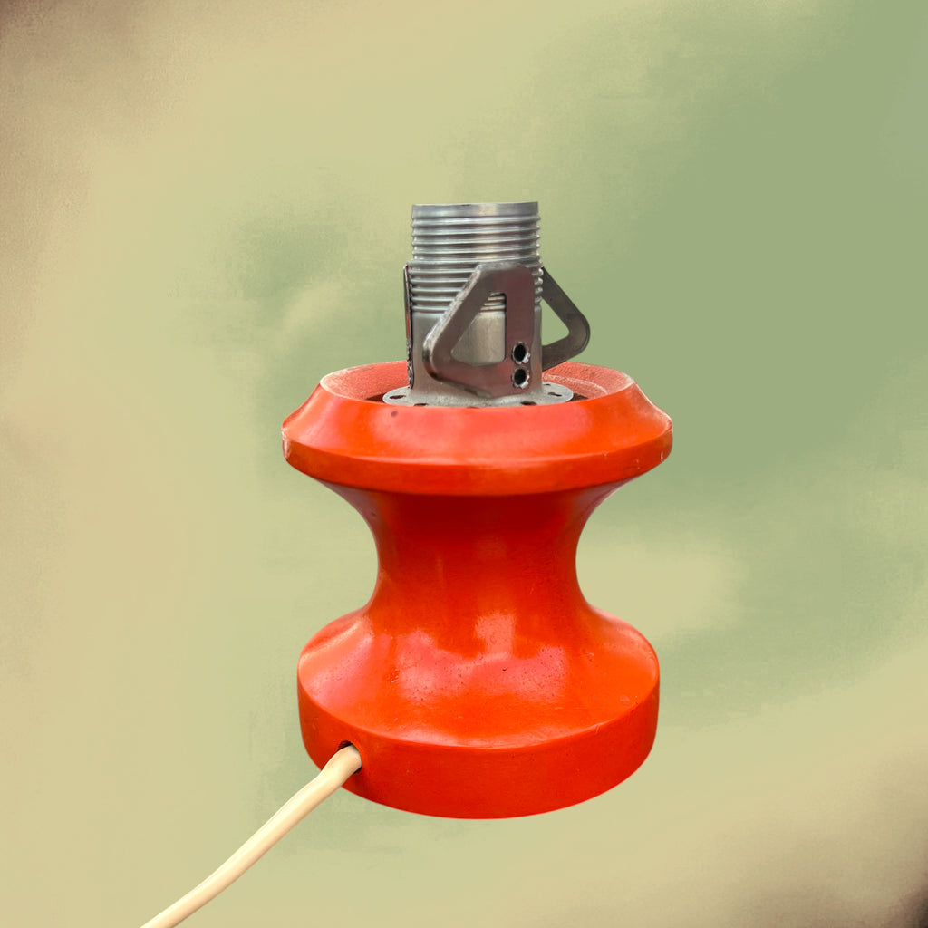 Petite Lampe Space Age en Bois Peint Orange et Globe en Opaline – Années 70