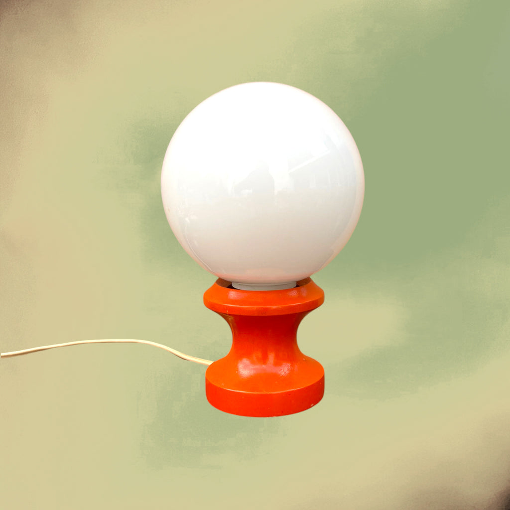 Petite Lampe Space Age en Bois Peint Orange et Globe en Opaline – Années 70