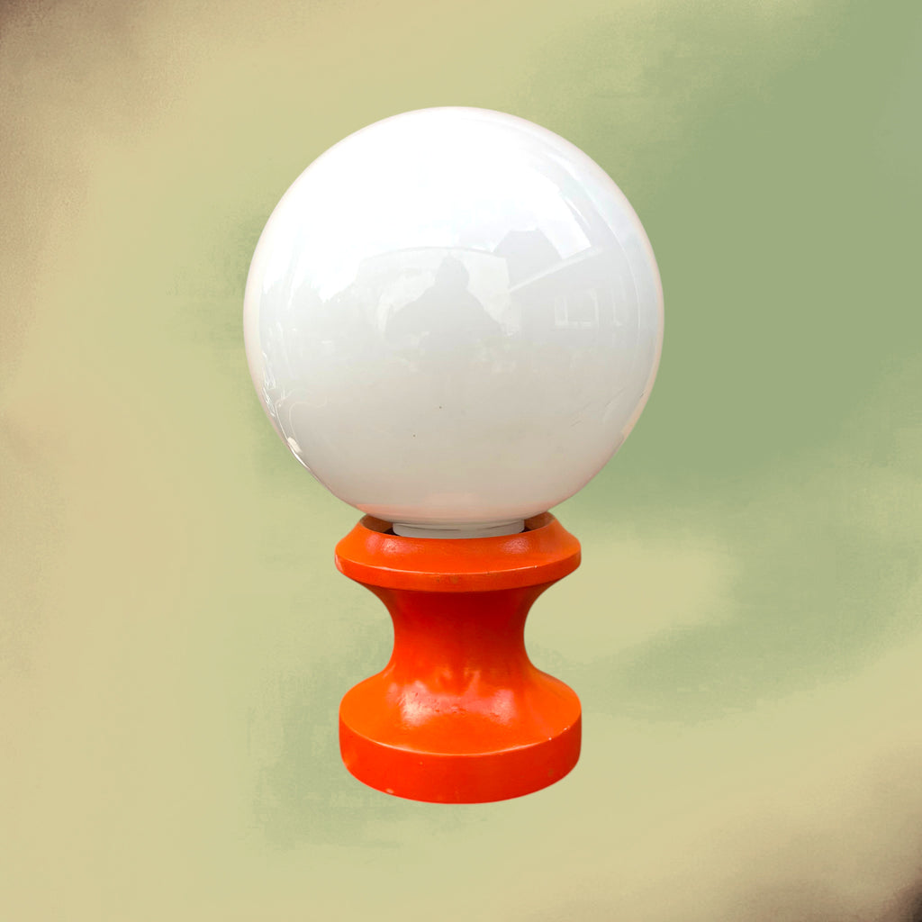 Petite Lampe Space Age en Bois Peint Orange et Globe en Opaline – Années 70