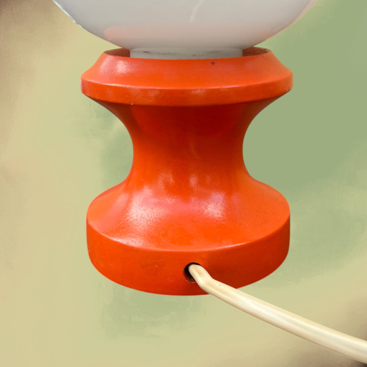 Petite Lampe Space Age en Bois Peint Orange et Globe en Opaline – Années 70