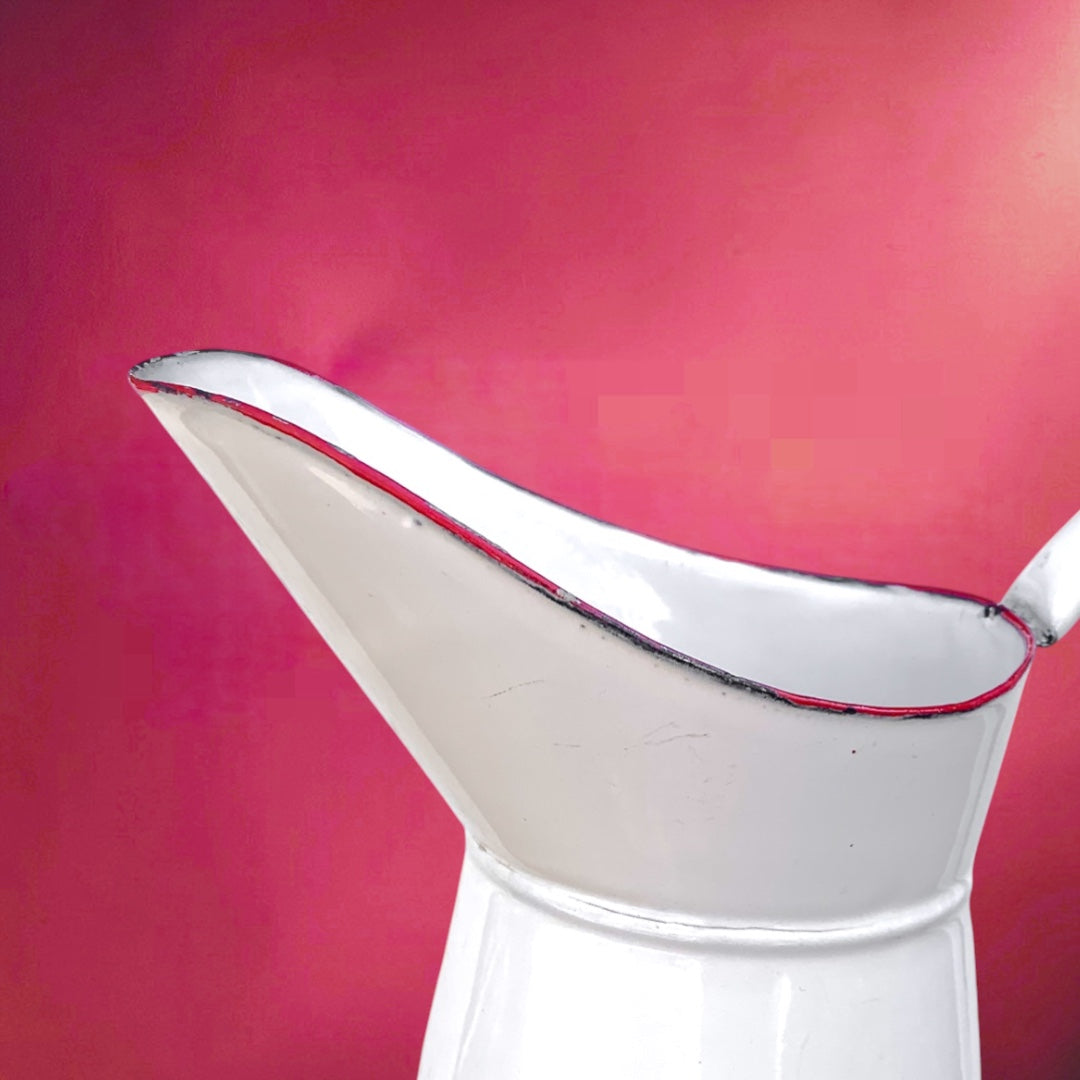 Grand broc ancien en tôle émaillée blanche – pichet vintage liseré rouge – cuisine rétro