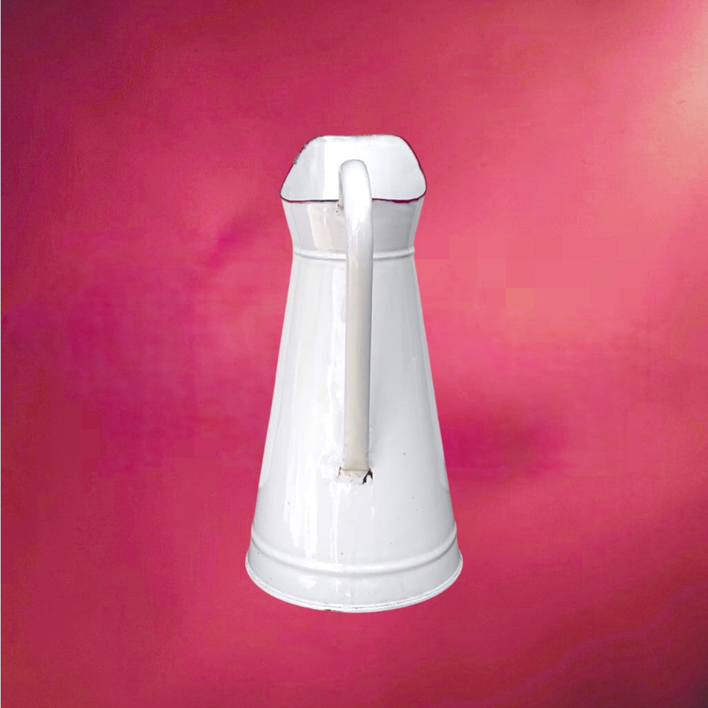 Grand broc ancien en tôle émaillée blanche – pichet vintage liseré rouge – cuisine rétro