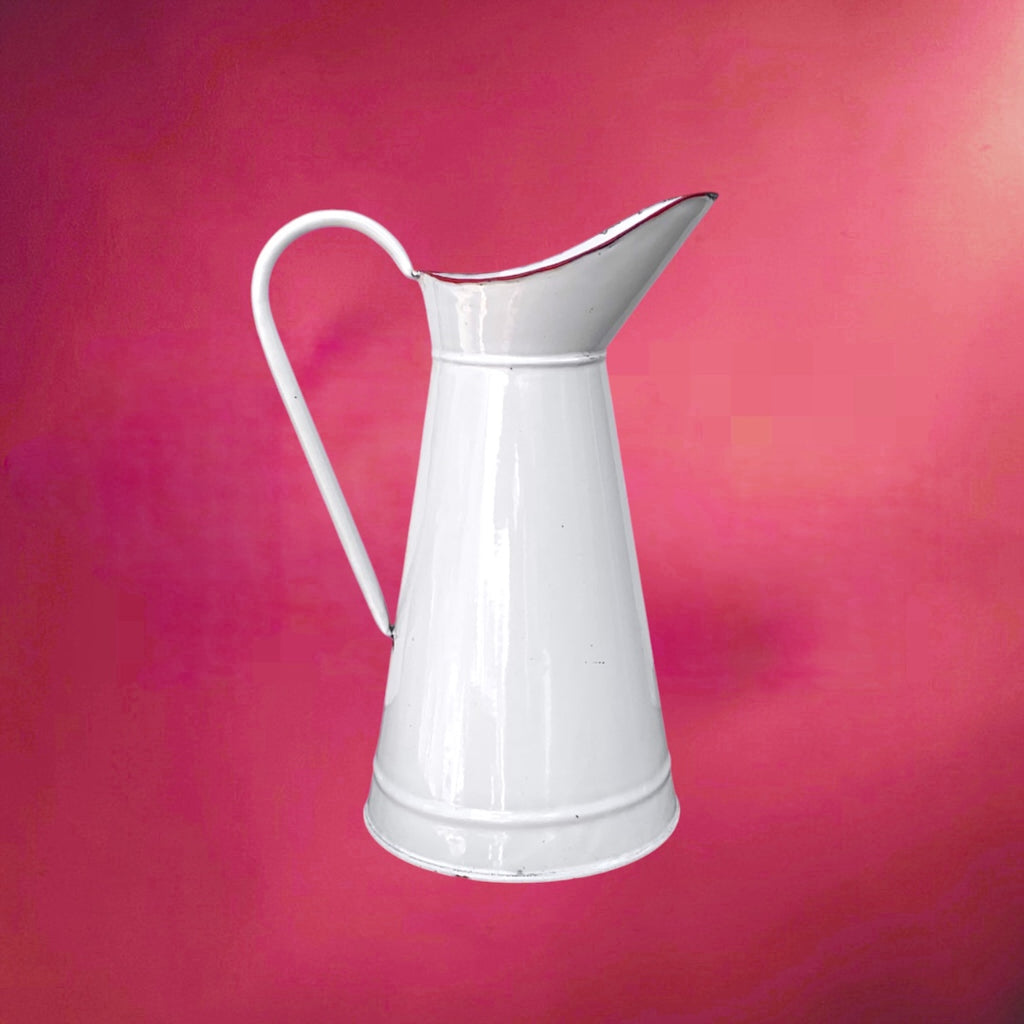 Grand broc ancien en tôle émaillée blanche – pichet vintage liseré rouge – cuisine rétro