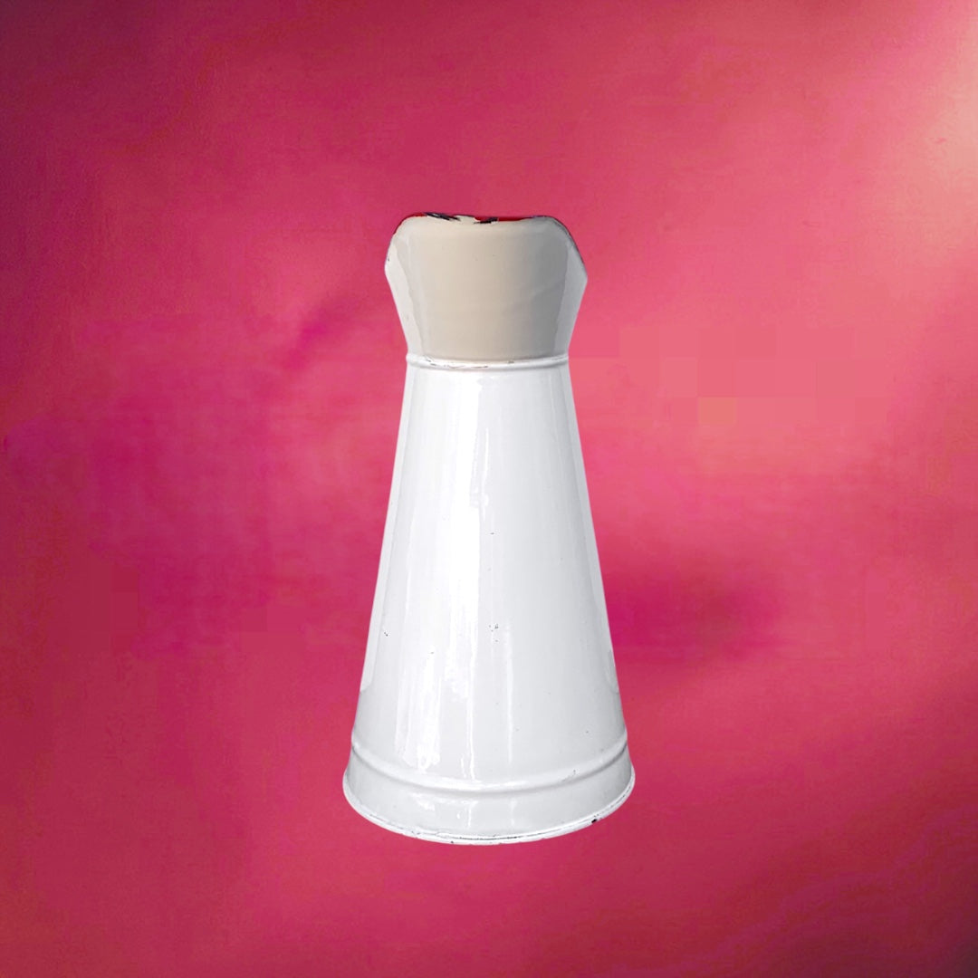 Grand broc ancien en tôle émaillée blanche – pichet vintage liseré rouge – cuisine rétro