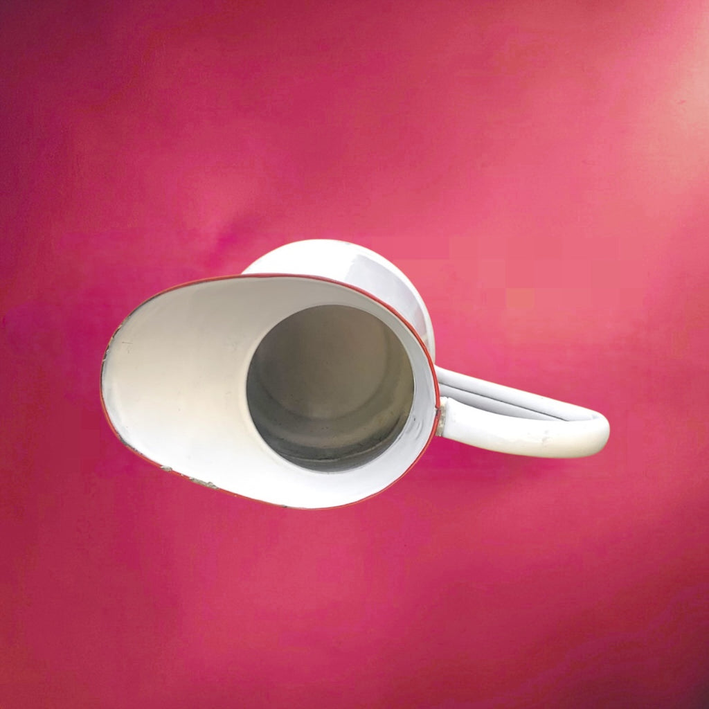 Grand broc ancien en tôle émaillée blanche – pichet vintage liseré rouge – cuisine rétro