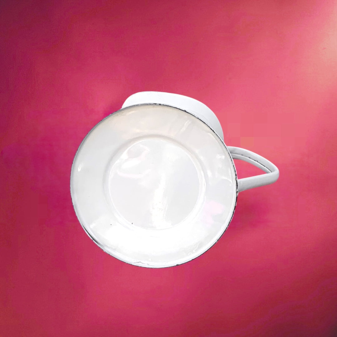 Grand broc ancien en tôle émaillée blanche – pichet vintage liseré rouge – cuisine rétro