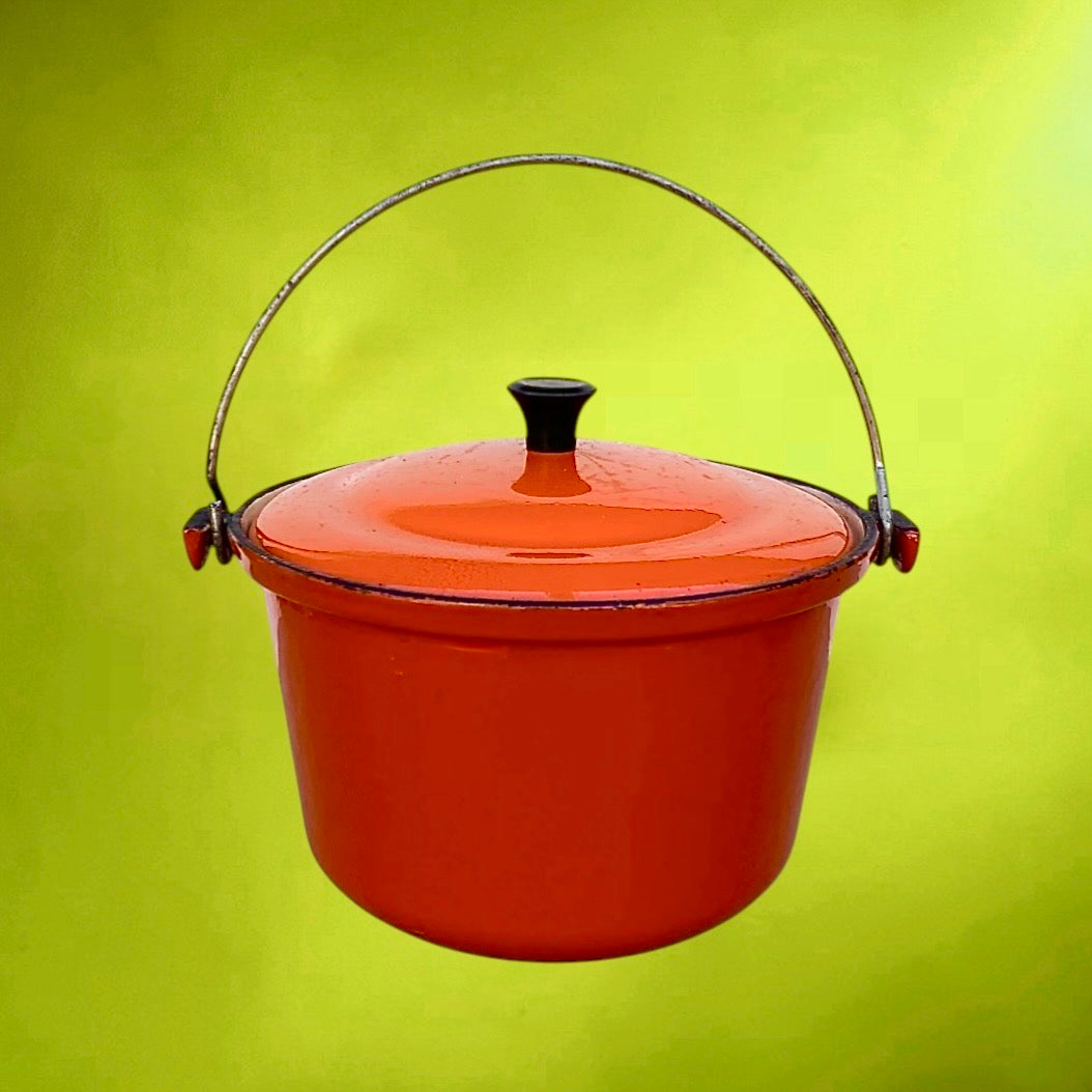 Chaudron vintage rouge en fonte émaillée – esprit cuisine ancienne
