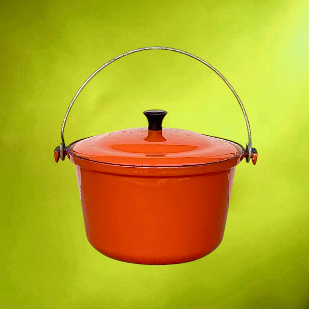Chaudron vintage en fonte émaillée rouge – objet déco cuisine rétro – années 50