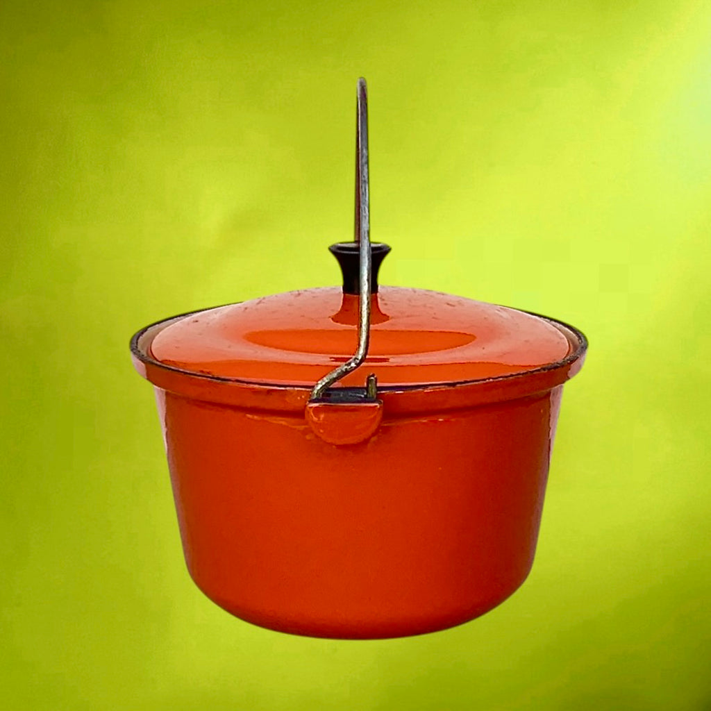 Chaudron vintage en fonte émaillée rouge – objet déco cuisine rétro – années 50