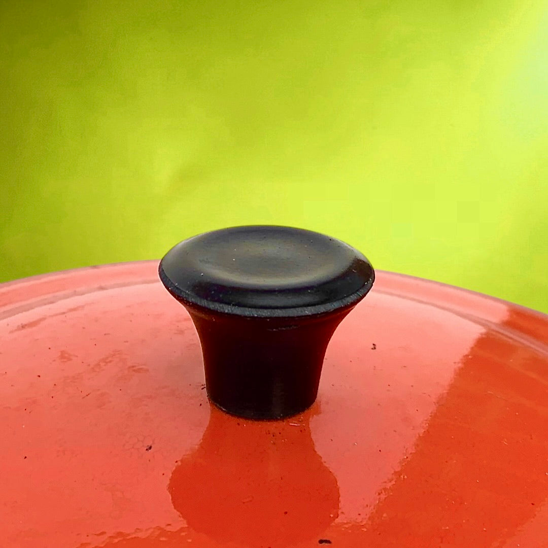 Chaudron vintage en fonte émaillée rouge – objet déco cuisine rétro – années 50