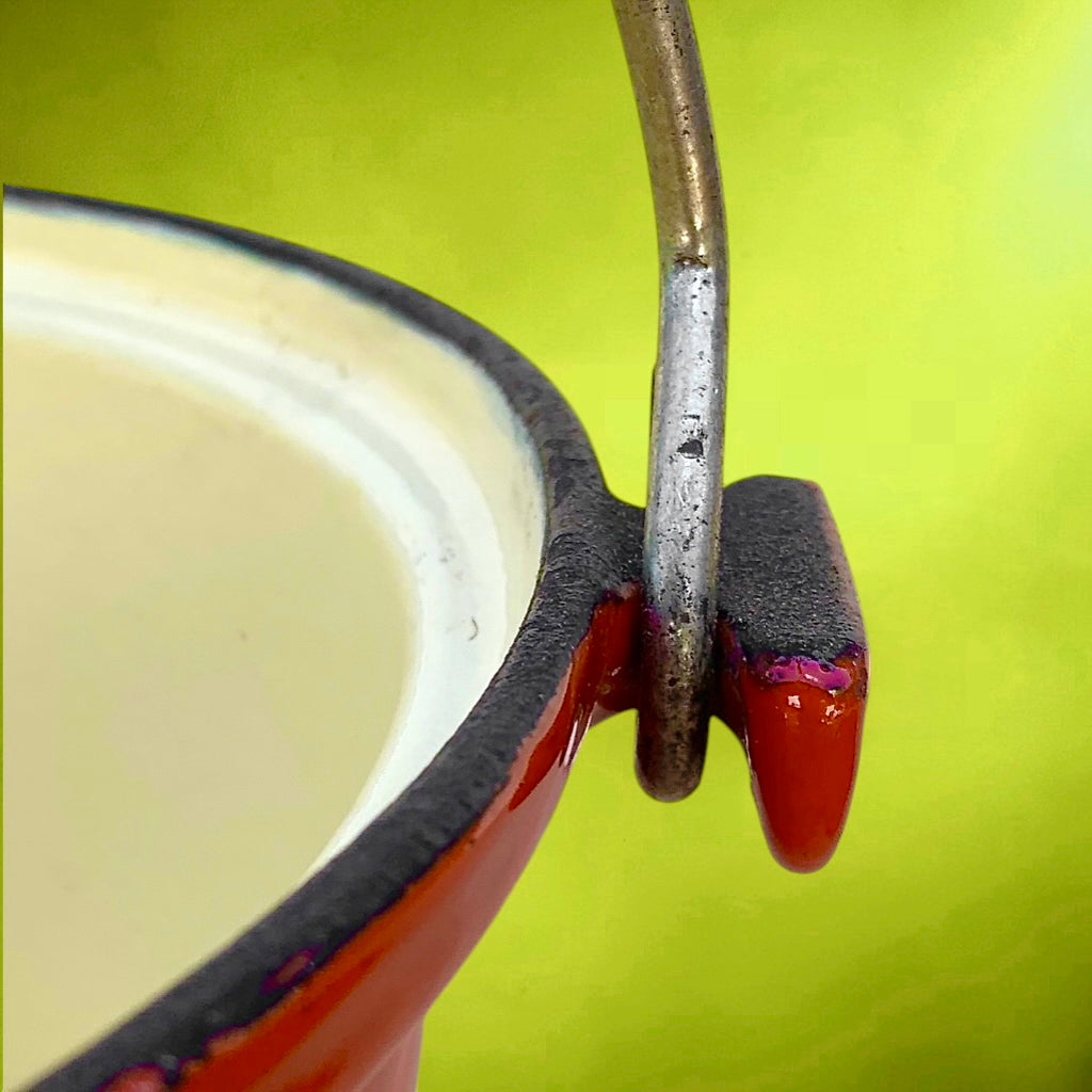 Chaudron vintage en fonte émaillée rouge – objet déco cuisine rétro – années 50