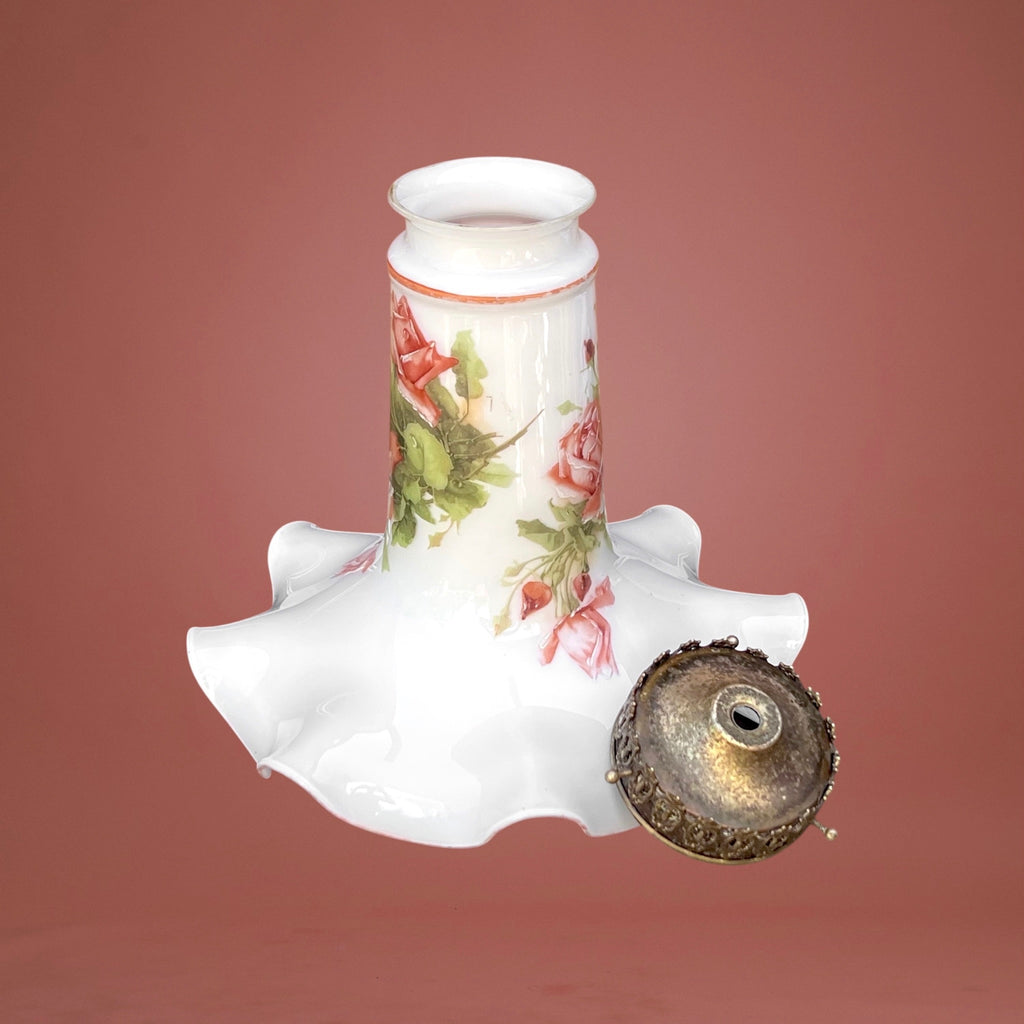 Suspension Ancienne en Opaline Festonnée Forme Mouchoir Décor Roses Peintes Main – Années 1900 1920