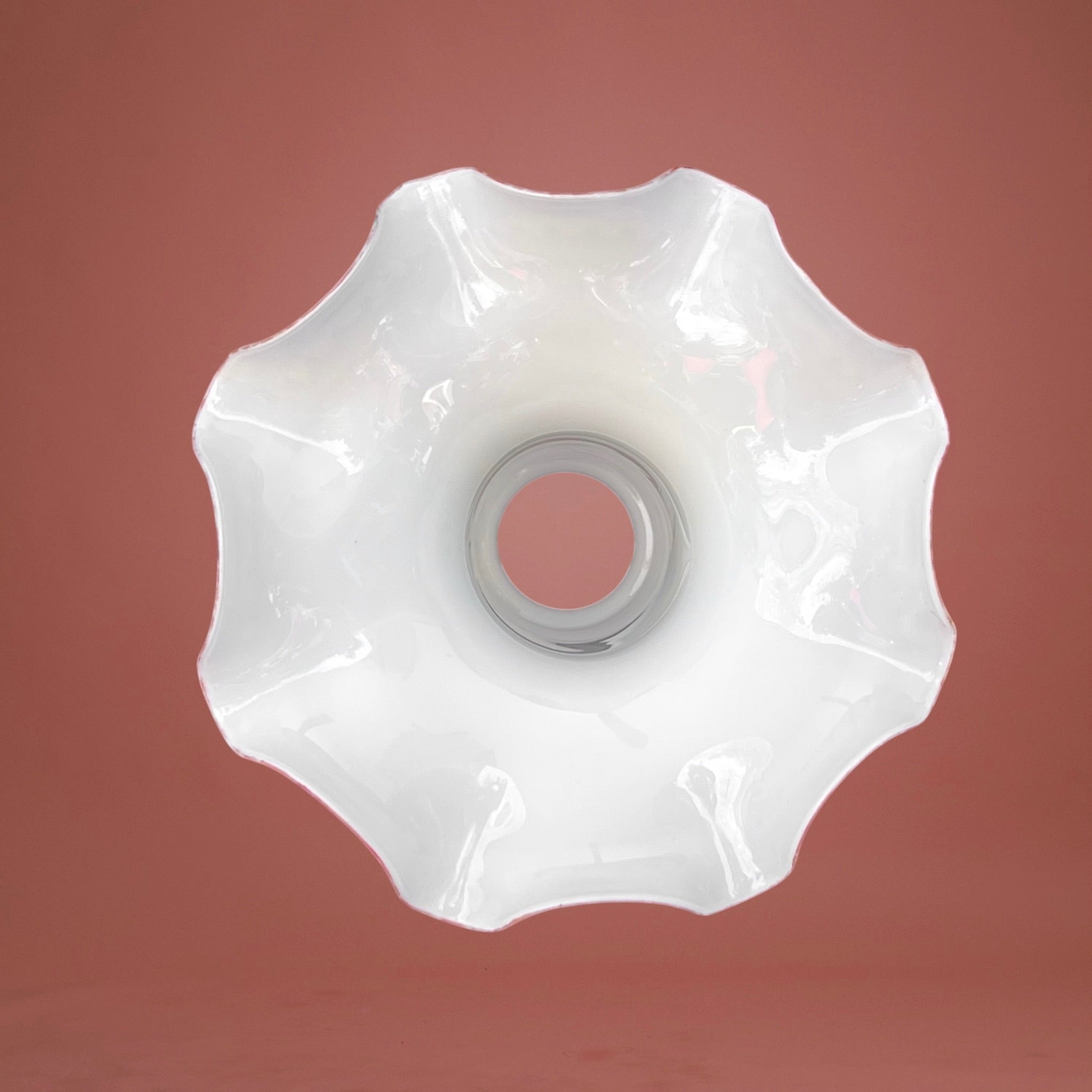 Suspension Ancienne en Opaline Festonnée Forme Mouchoir Décor Roses Peintes Main – Années 1900 1920