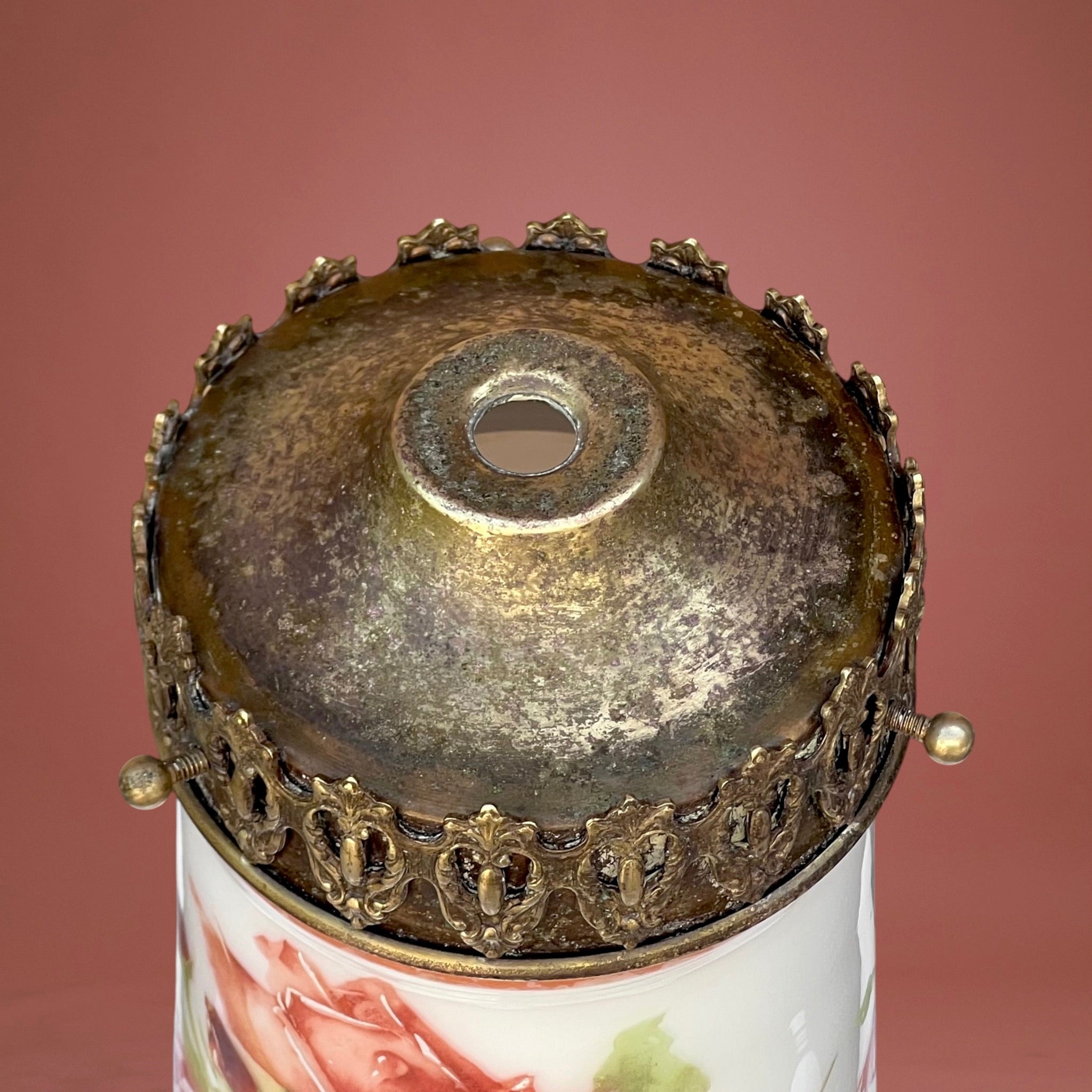 Suspension Ancienne en Opaline Festonnée Forme Mouchoir Décor Roses Peintes Main – Années 1900 1920