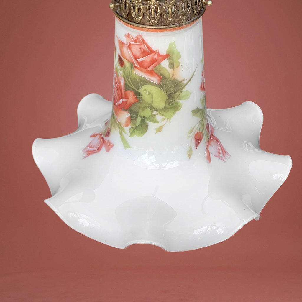 Suspension Ancienne en Opaline Festonnée Forme Mouchoir Décor Roses Peintes Main – Années 1900 1920