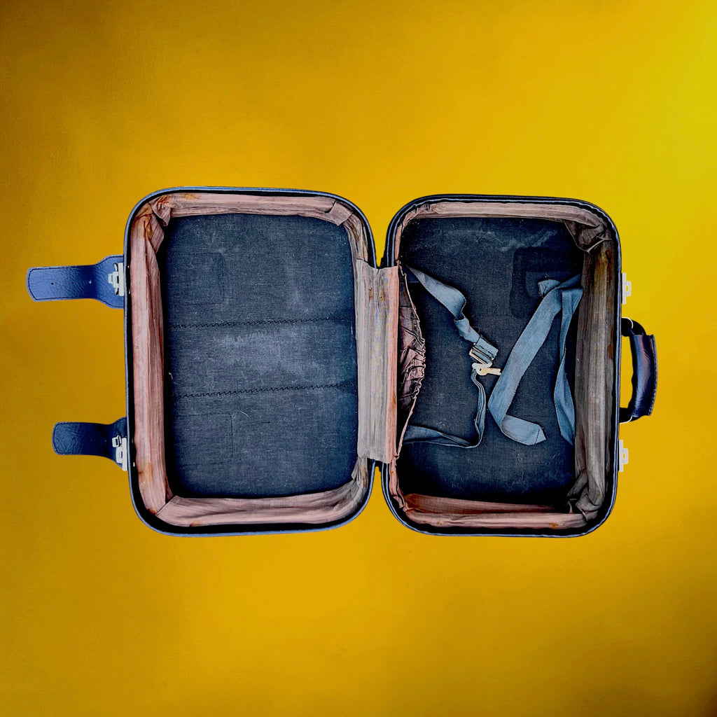 Petite Valise en Skaï Bleu Marine Boucles Méta avec Clés  – Années 70