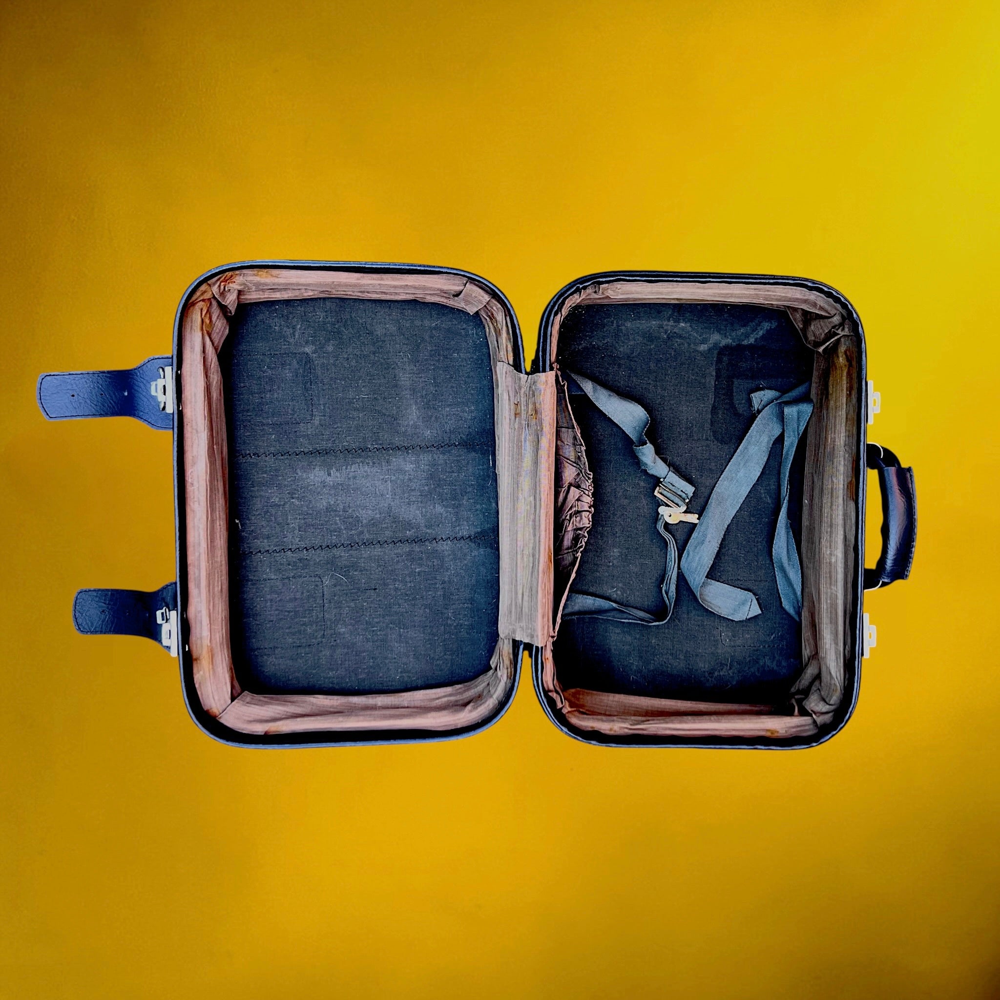 Petite Valise en Skaï Bleu Marine Boucles Méta avec Clés  – Années 70