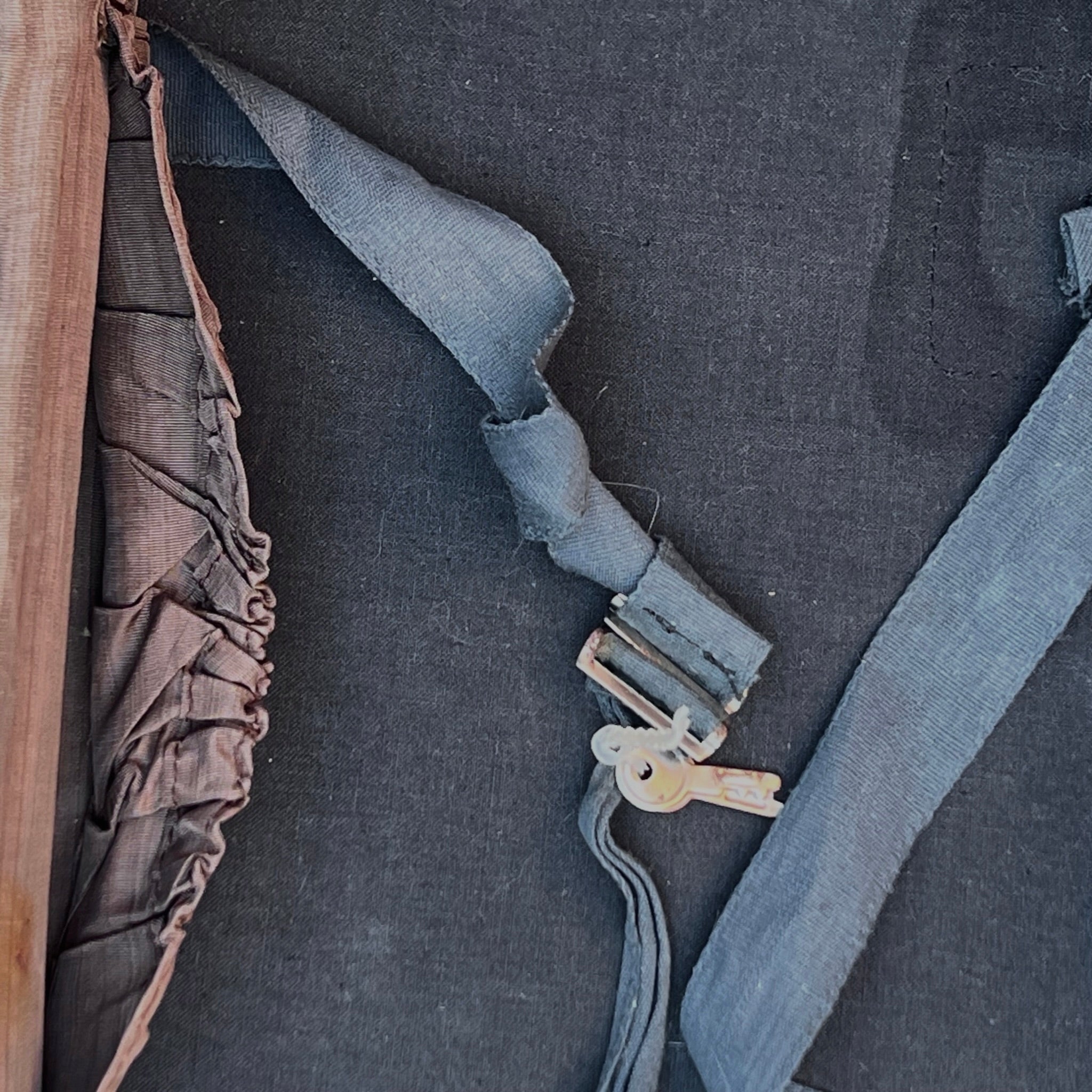Petite Valise en Skaï Bleu Marine Boucles Méta avec Clés  – Années 70