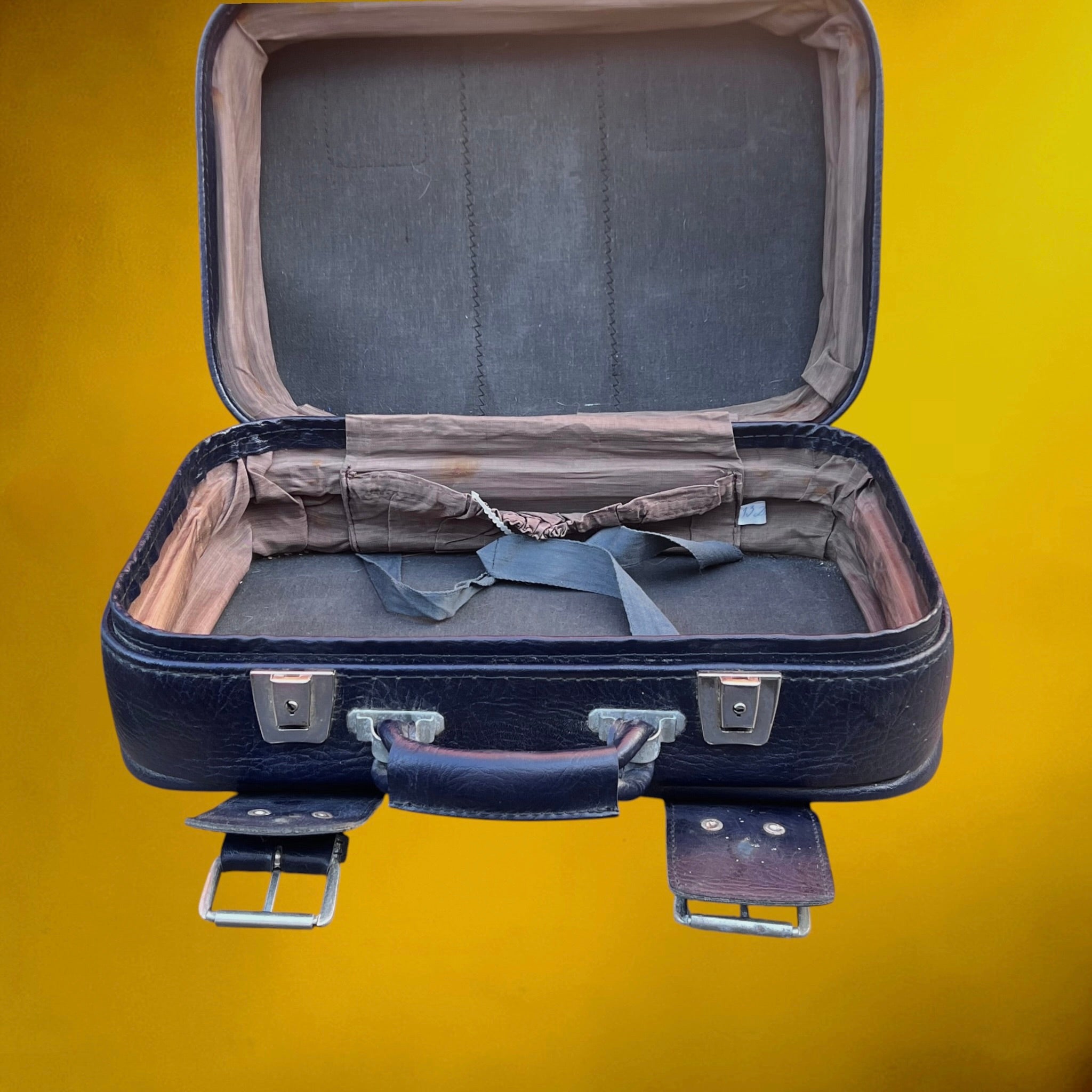 Petite Valise en Skaï Bleu Marine Boucles Méta avec Clés  – Années 70