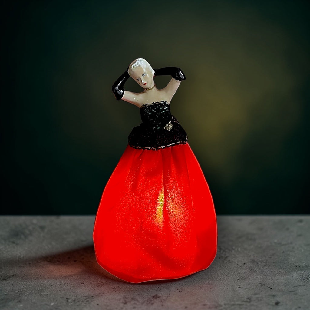 Lady Lamp vintage en plâtre polychrome – lampe poupée à jupe abat-jour rouge – années 1950