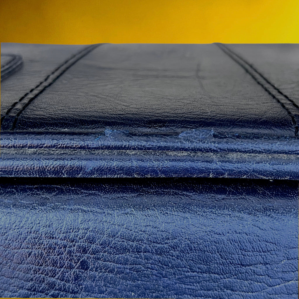 Petite Valise en Skaï Bleu Marine Boucles Méta avec Clés  – Années 70
