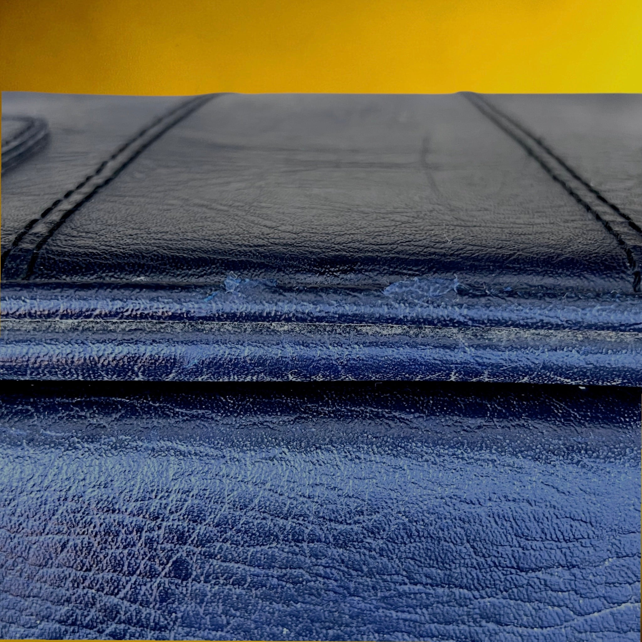 Petite Valise en Skaï Bleu Marine Boucles Méta avec Clés  – Années 70