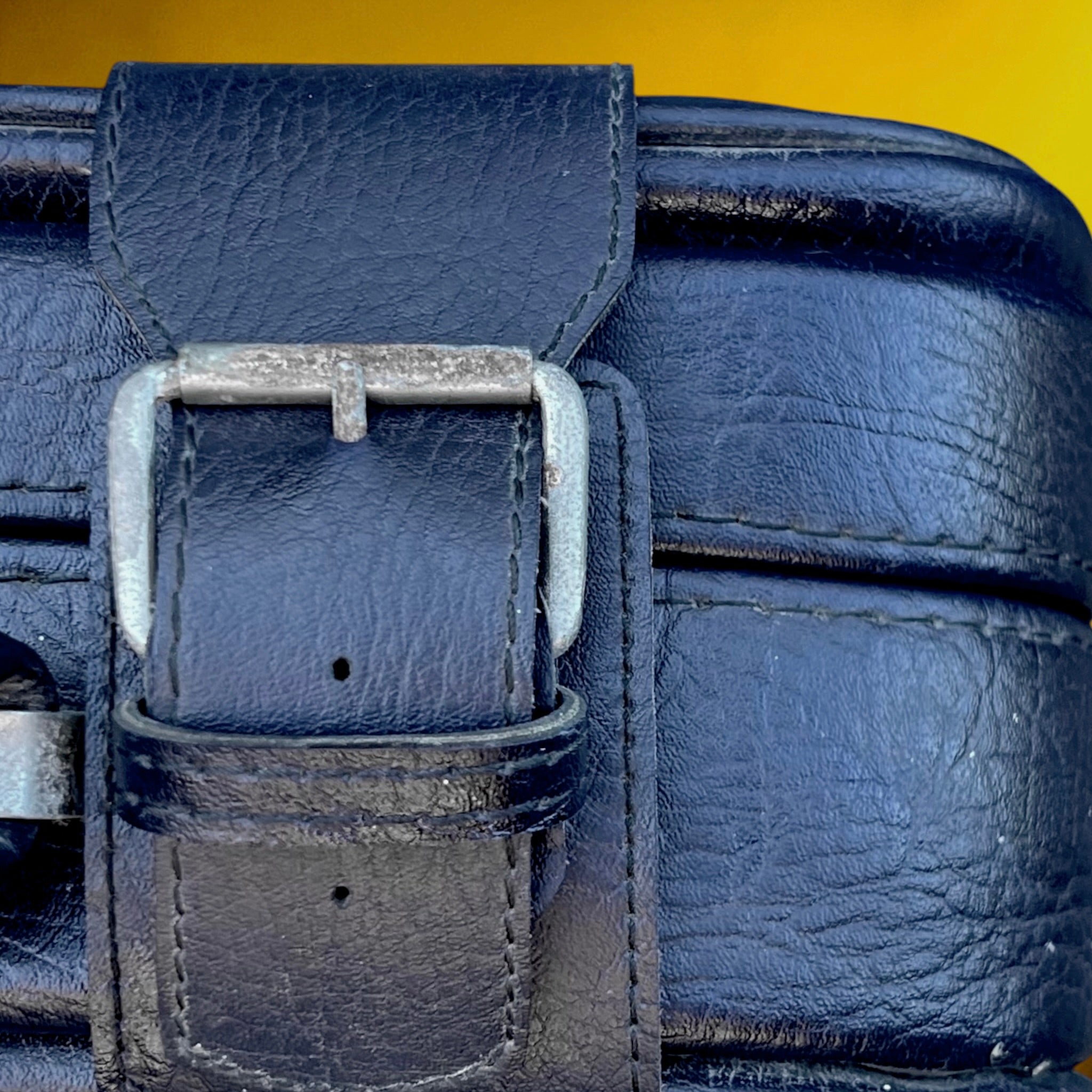 Petite Valise en Skaï Bleu Marine Boucles Méta avec Clés  – Années 70