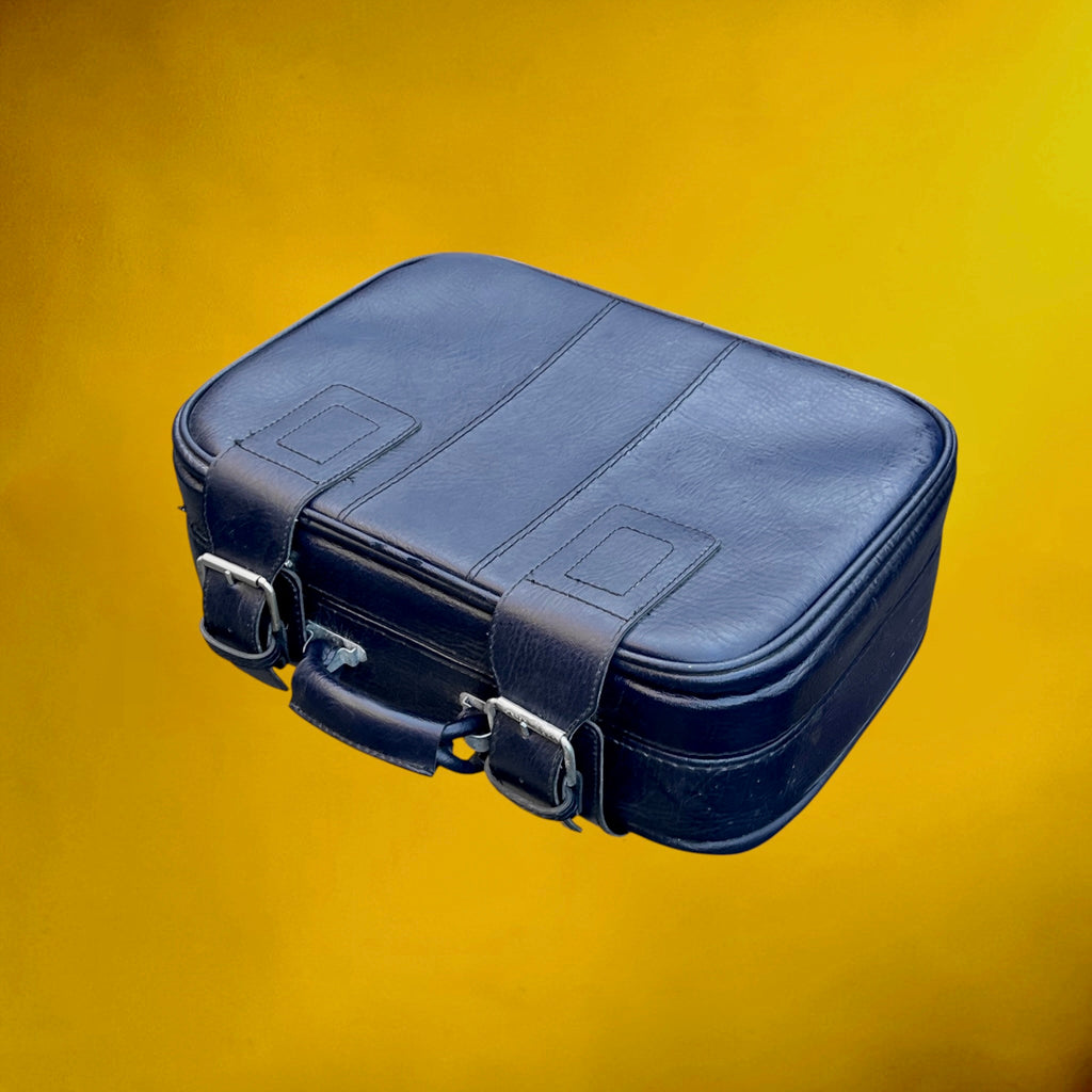 Petite Valise en Skaï Bleu Marine Boucles Méta avec Clés  – Années 70