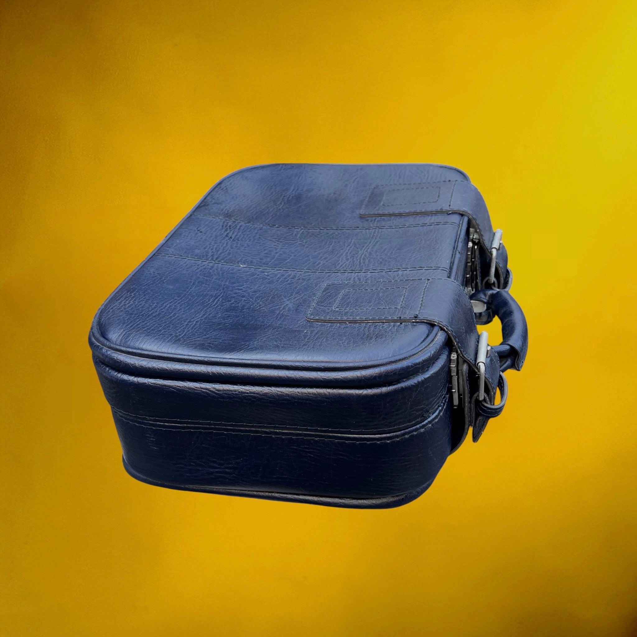 Petite Valise en Skaï Bleu Marine Boucles Méta avec Clés  – Années 70