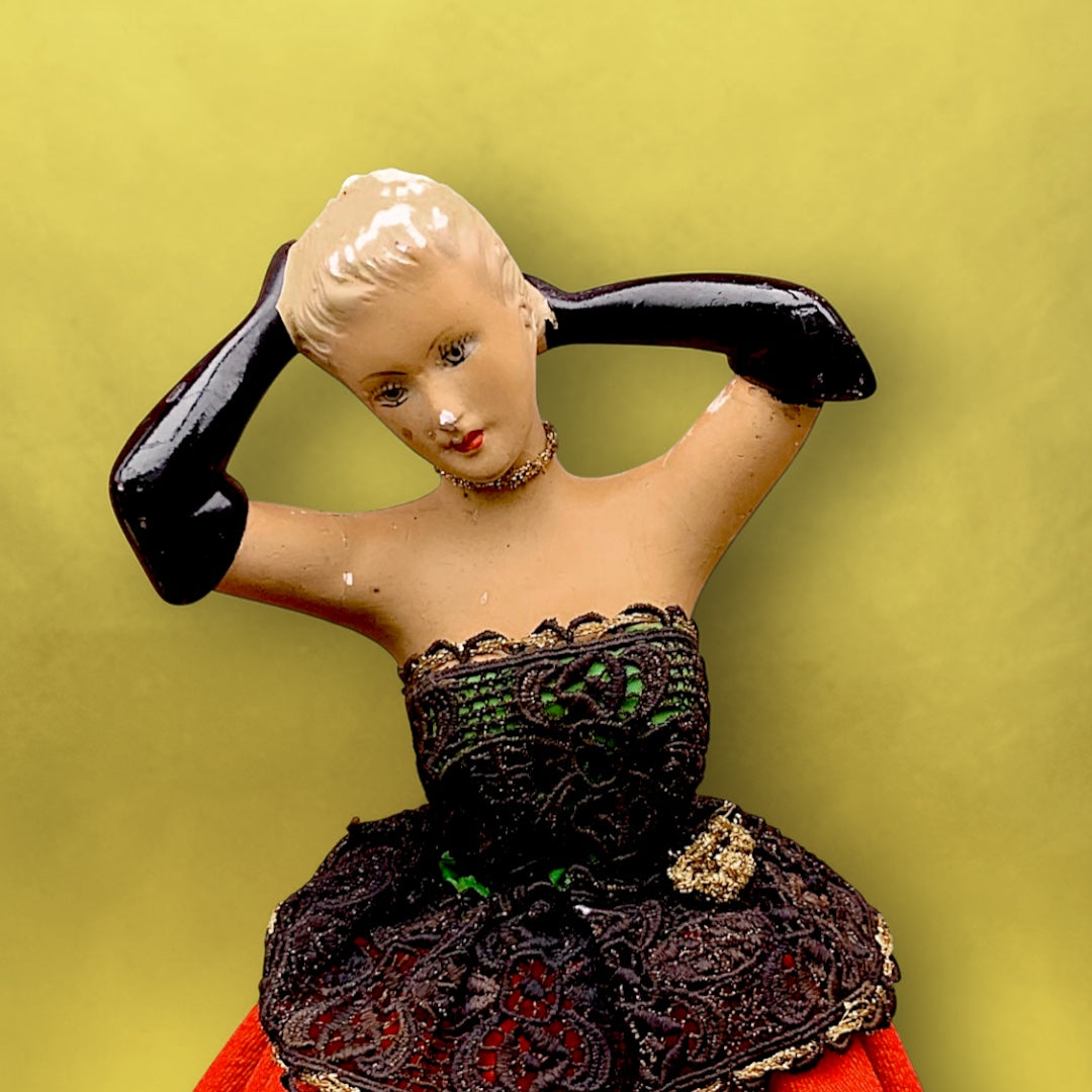 Lady Lamp vintage en plâtre polychrome – lampe poupée à jupe abat-jour rouge – années 1950