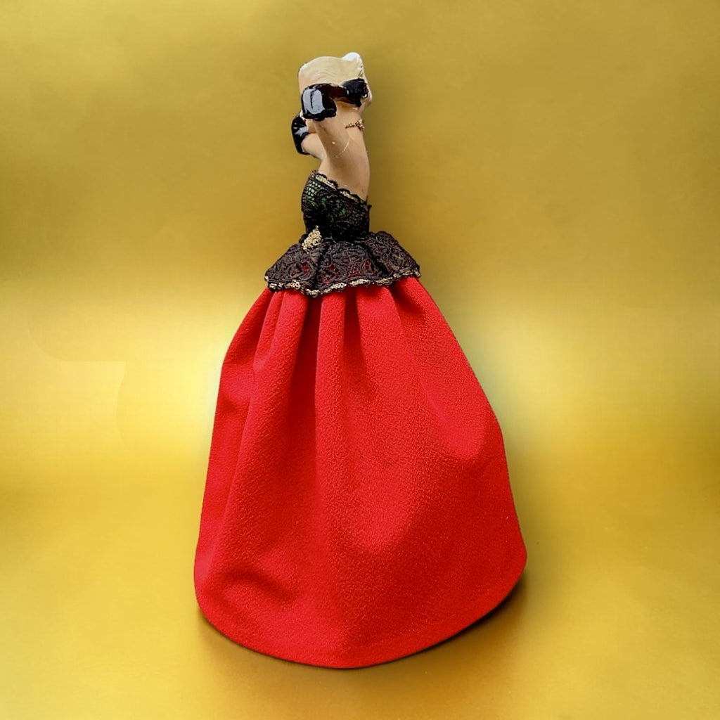 Lady Lamp vintage en plâtre polychrome – lampe poupée à jupe abat-jour rouge – années 1950