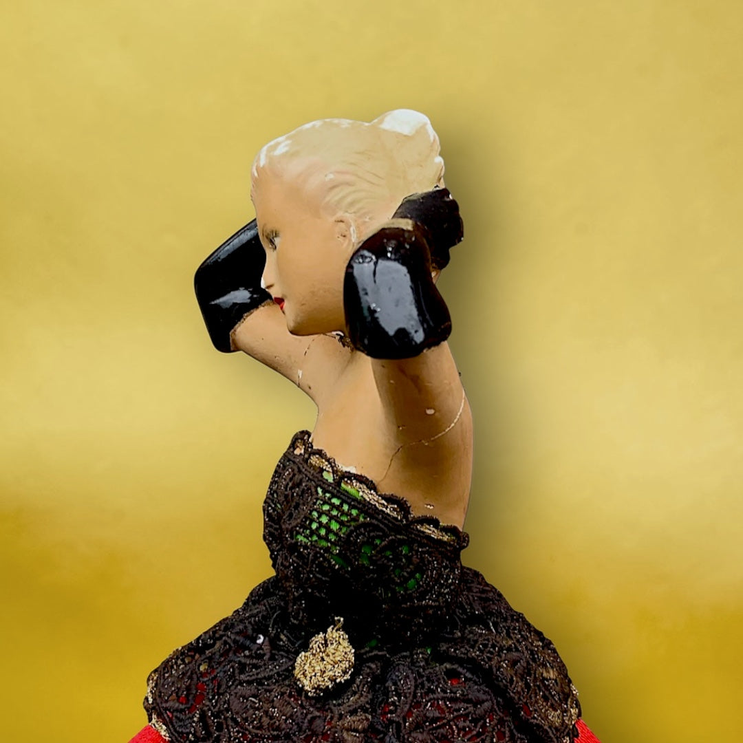 Lady Lamp vintage en plâtre polychrome – lampe poupée à jupe abat-jour rouge – années 1950