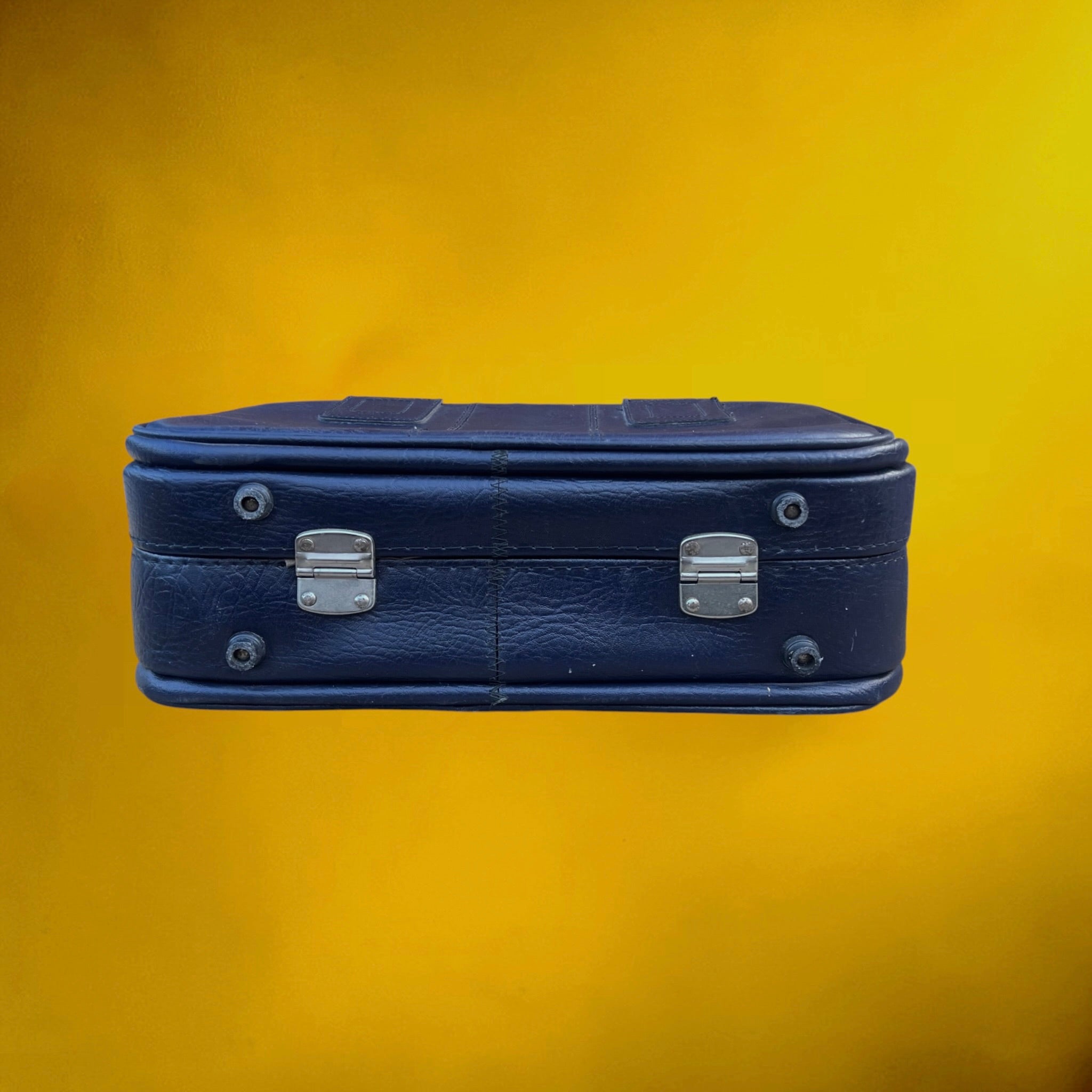 Petite Valise en Skaï Bleu Marine Boucles Méta avec Clés  – Années 70